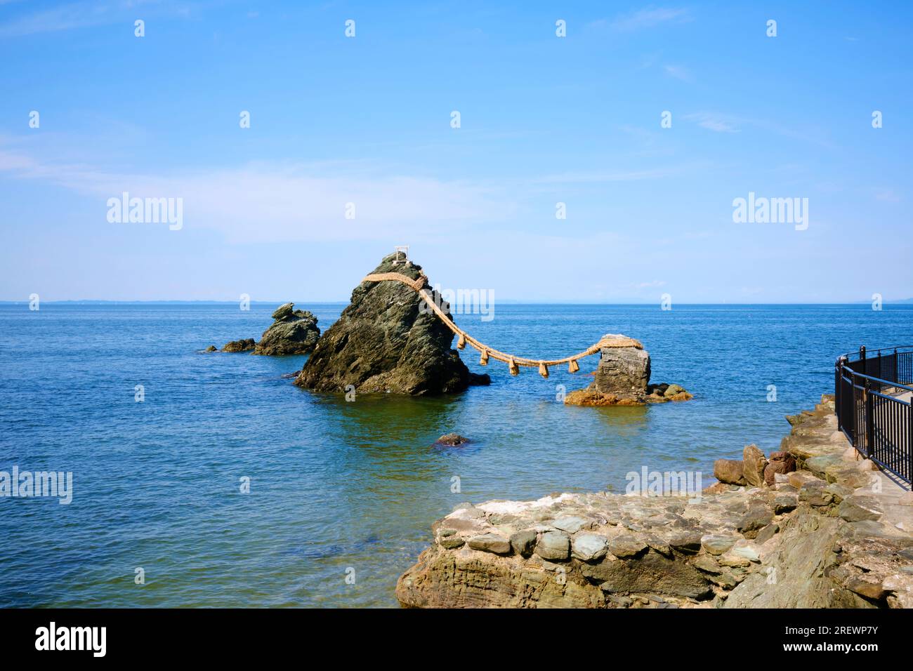 Luglio 2023, ISE, Prefettura di mie. Le rocce spose (Meoto Iwa) Foto Stock