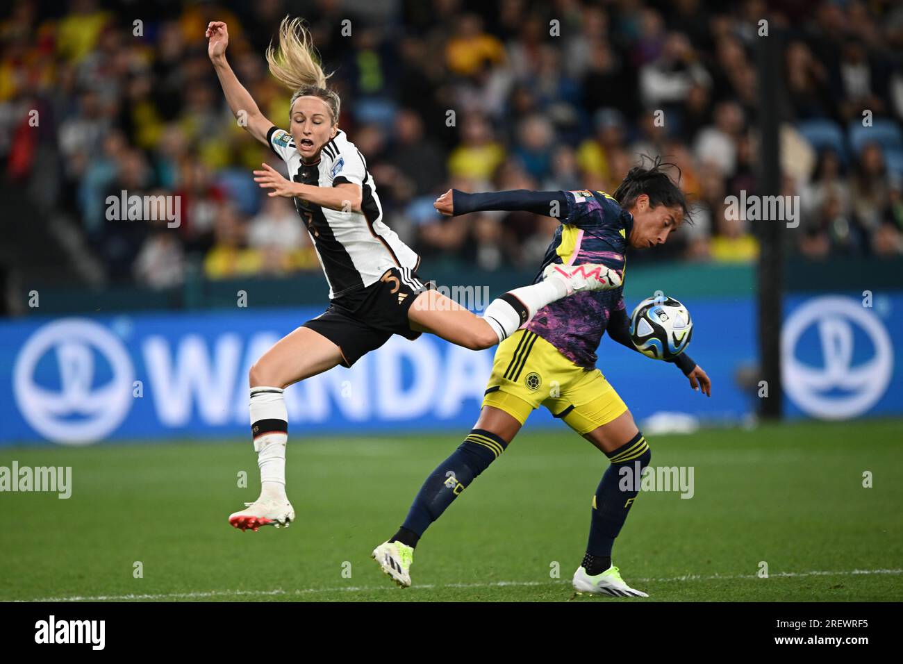 Sydney, Australia. 30 luglio 2023. Calcio, donne: Coppa del mondo, Germania - Colombia, turno preliminare, gruppo H, Partita 2 allo stadio di calcio di Sydney, in azione la tedesca Kathrin Hendrich e la colombiana Mayra Ramírez (r). Credito: Sebastian Christoph Gollnow/dpa/Alamy Live News Foto Stock