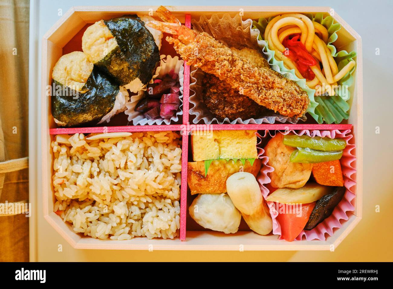 Luglio 2023, Una scatola di bento della stazione (ekiben); venduta nelle stazioni ferroviarie che sono progettate per essere gustate su lunghe corse in treno che mostrano la cucina regionale Foto Stock
