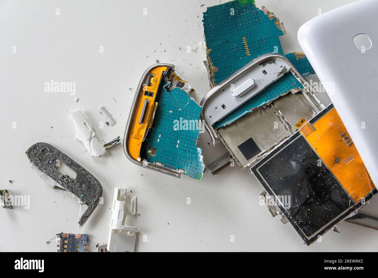 Smartphone bianco rotto. L'interno di uno smartphone caduto in una custodia bianca. vista dall'alto ravvicinata Foto Stock