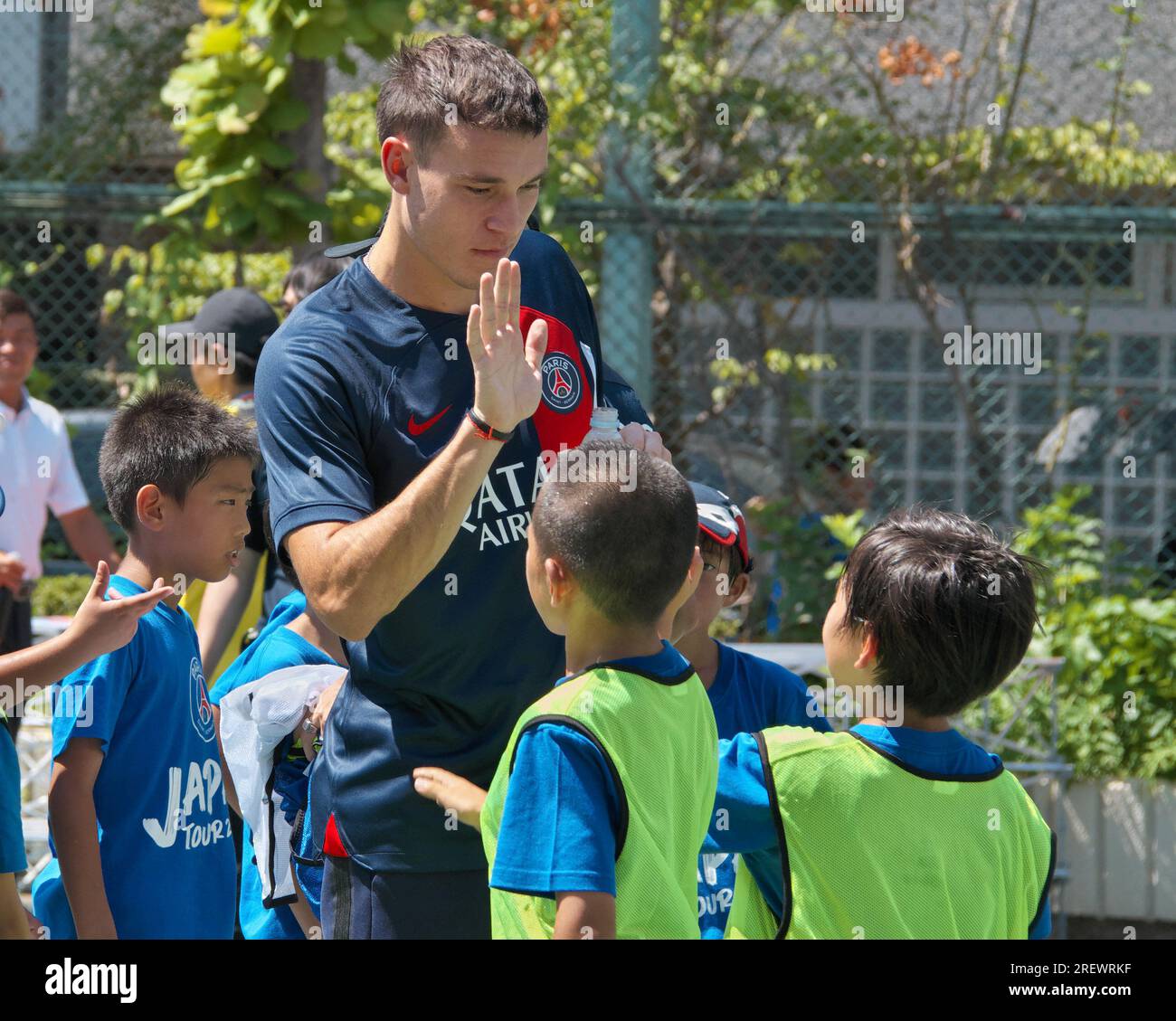 Tokyo, Giappone. 30 luglio 2023. Paris Saint-Germain il centrocampista Manuel Ugarte frequenta la clinica di calcio per bambini a Tokyo, in Giappone, il 30 luglio 2023. Foto di Keizo Mori/UPI Credit: UPI/Alamy Live News Foto Stock
