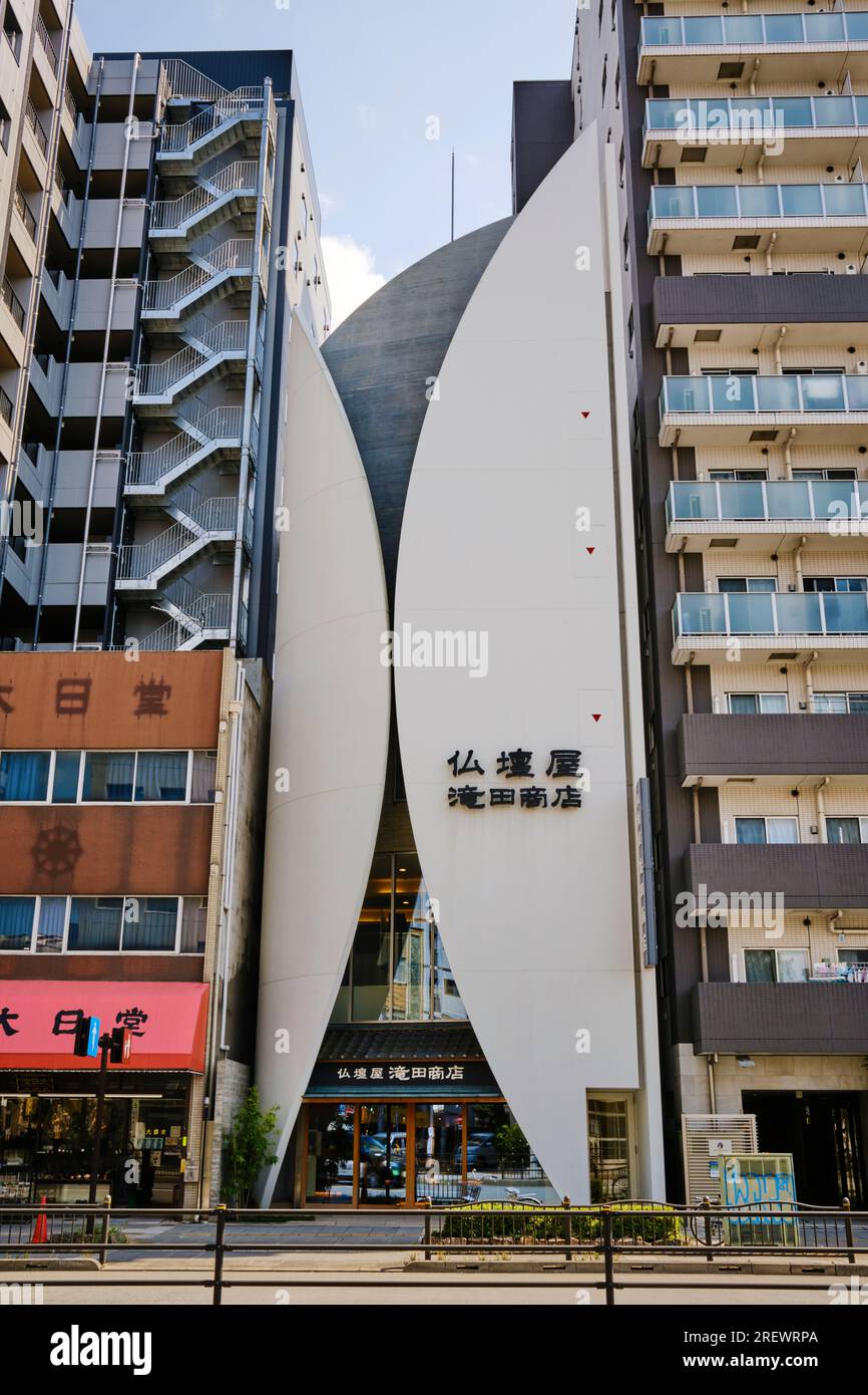 Luglio 2023, Tokyo. Architettura moderna nel quartiere di Asakusa. Foto Stock