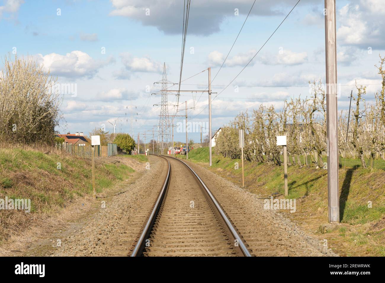 le linee prospettano la campagna nel mezzo dei binari ferroviari. cielo primaverile Foto Stock