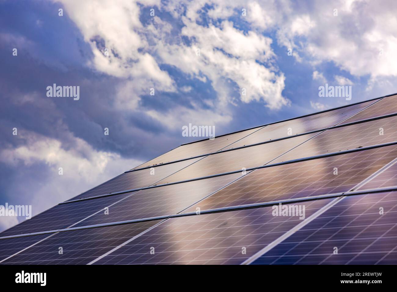I sistemi fotovoltaici con pannelli solari hanno una bassa efficienza per generare energia rinnovabile quando il cielo è nuvoloso, Germania Foto Stock