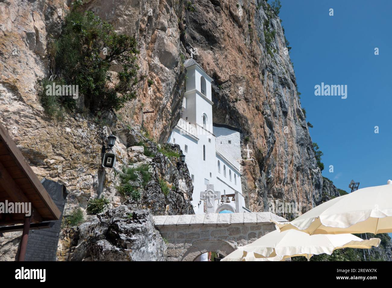 Vista del Monastero Ostrog della Chiesa ortodossa serba, il luogo di pellegrinaggio più popolare in Montenegro Foto Stock