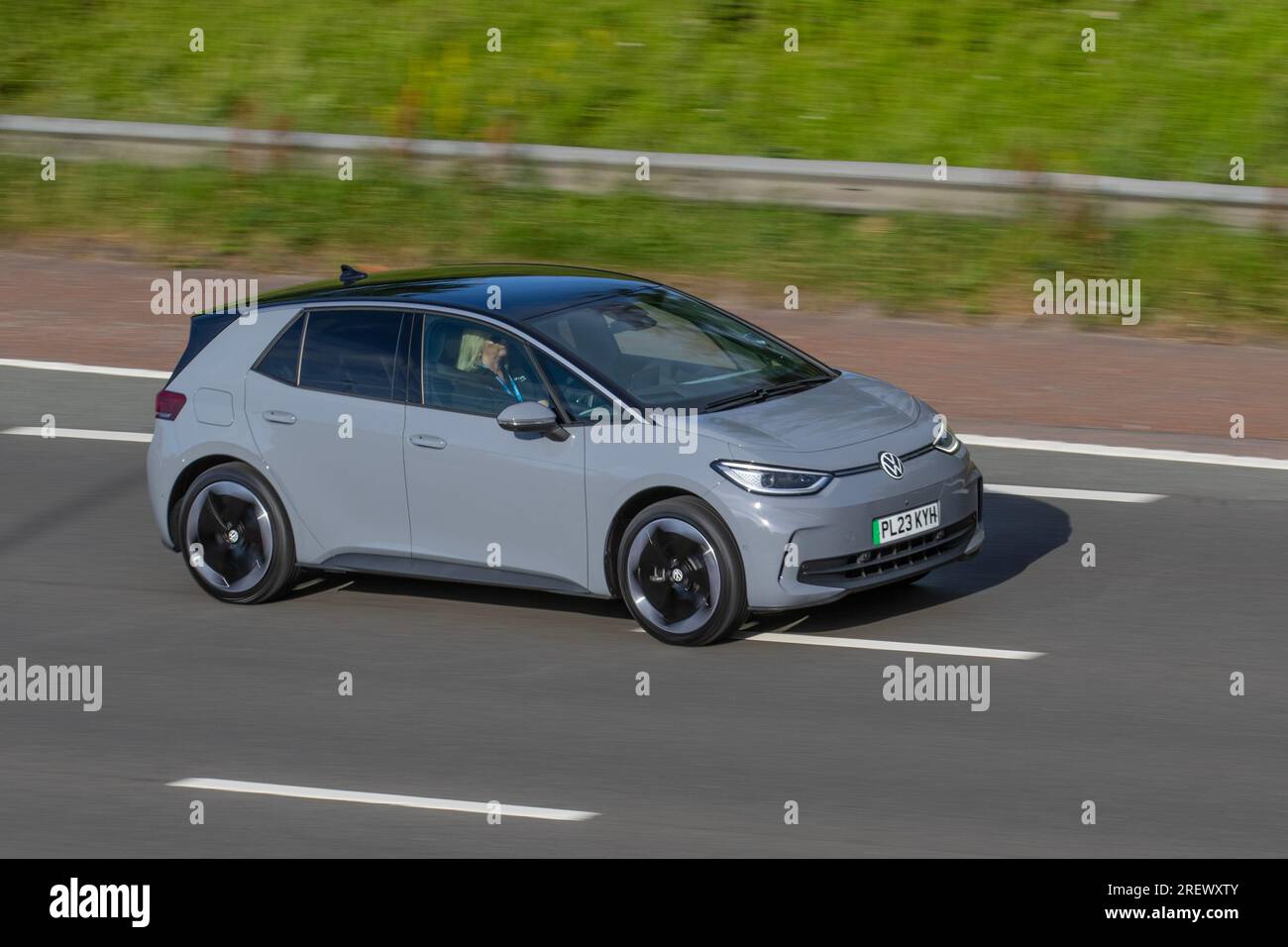 2023 VW elettrico VOLKSWAGEN ID3, ricarica rapida Lightning ID.3 Pro Performance EV da 58 kWh, berlina famiglia cinque porte alimentata a batteria; in viaggio sull'autostrada M61, UK2023 elettrico VW VOLKSWAGEN ID3, ricarica rapida Lightning ID.3 Pro Performance EV da 58 kWh, berlina famiglia cinque porte alimentata a batteria; viaggia a velocità sull'autostrada M6 a Greater Manchester, Regno Unito Foto Stock