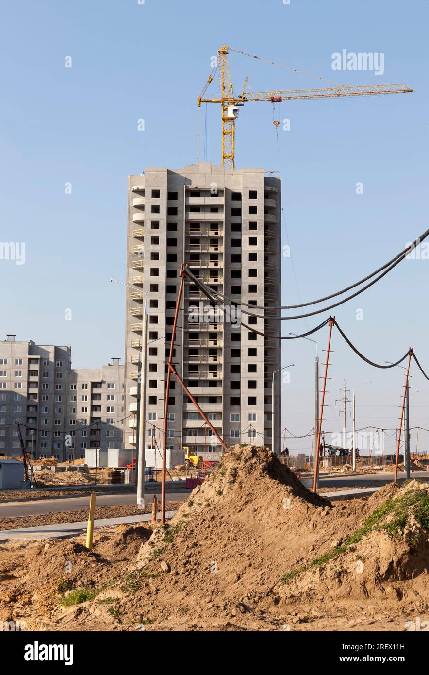 costruzione di appartamenti nell'area in via di sviluppo della città, il cantiere per la costruzione di un alto edificio a più piani per fami Foto Stock