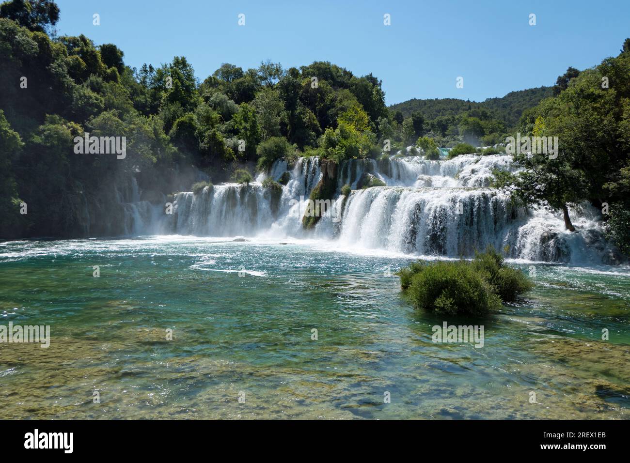 Vista del Parco Nazionale di Krka in Croazia: Skradinski buk. Paesaggio naturale croato con cascate, fiume, foresta Foto Stock