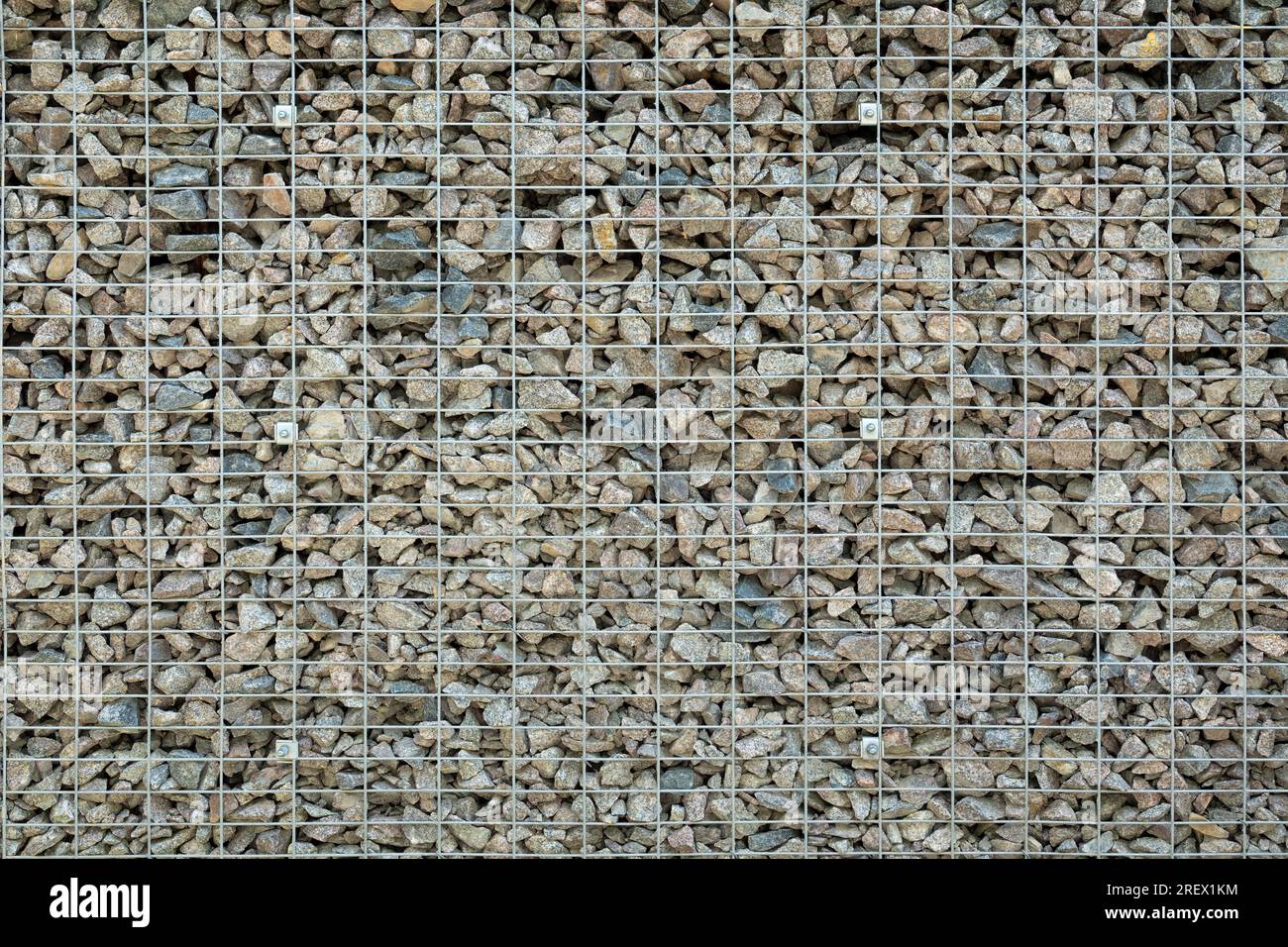 Sfondo muro gabbione di pietra. Moderno elemento di design del giardino Foto Stock