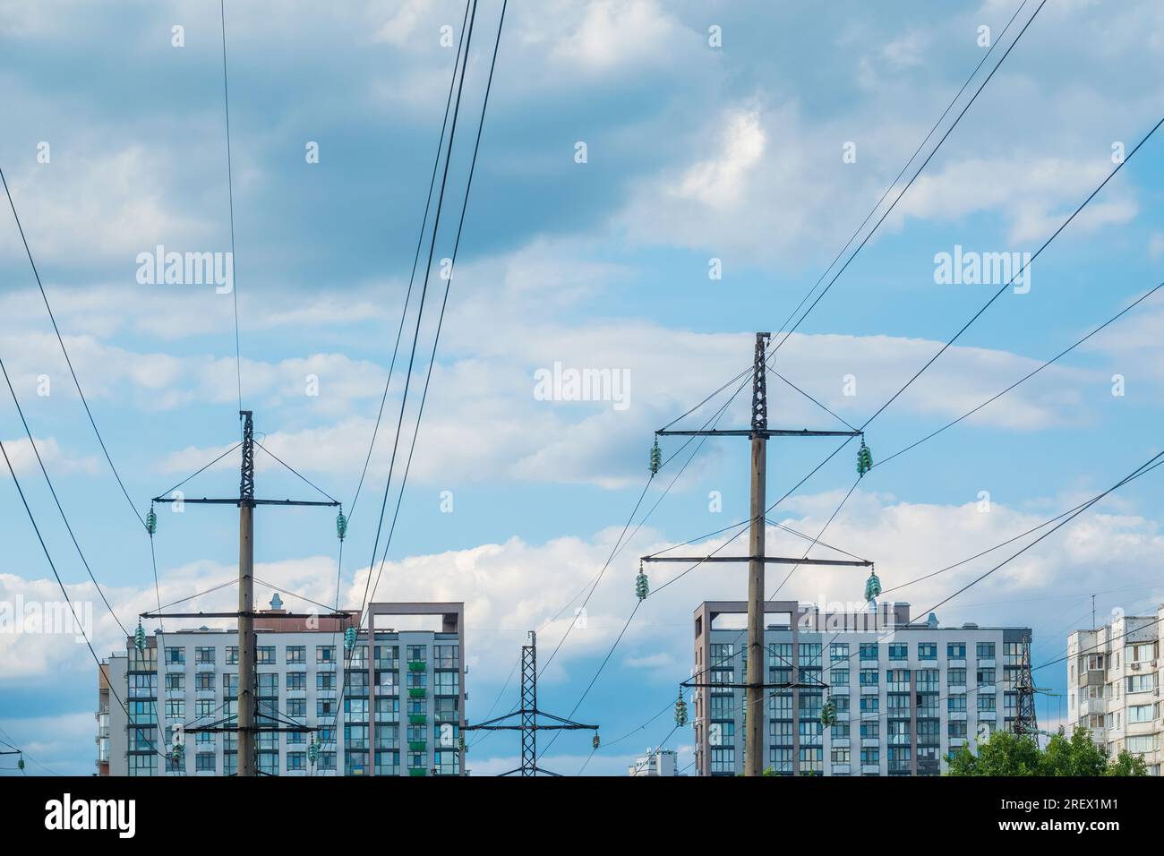 Linee elettriche e tetti di multiappartamenti. Alimentazione elettrica in città Foto Stock