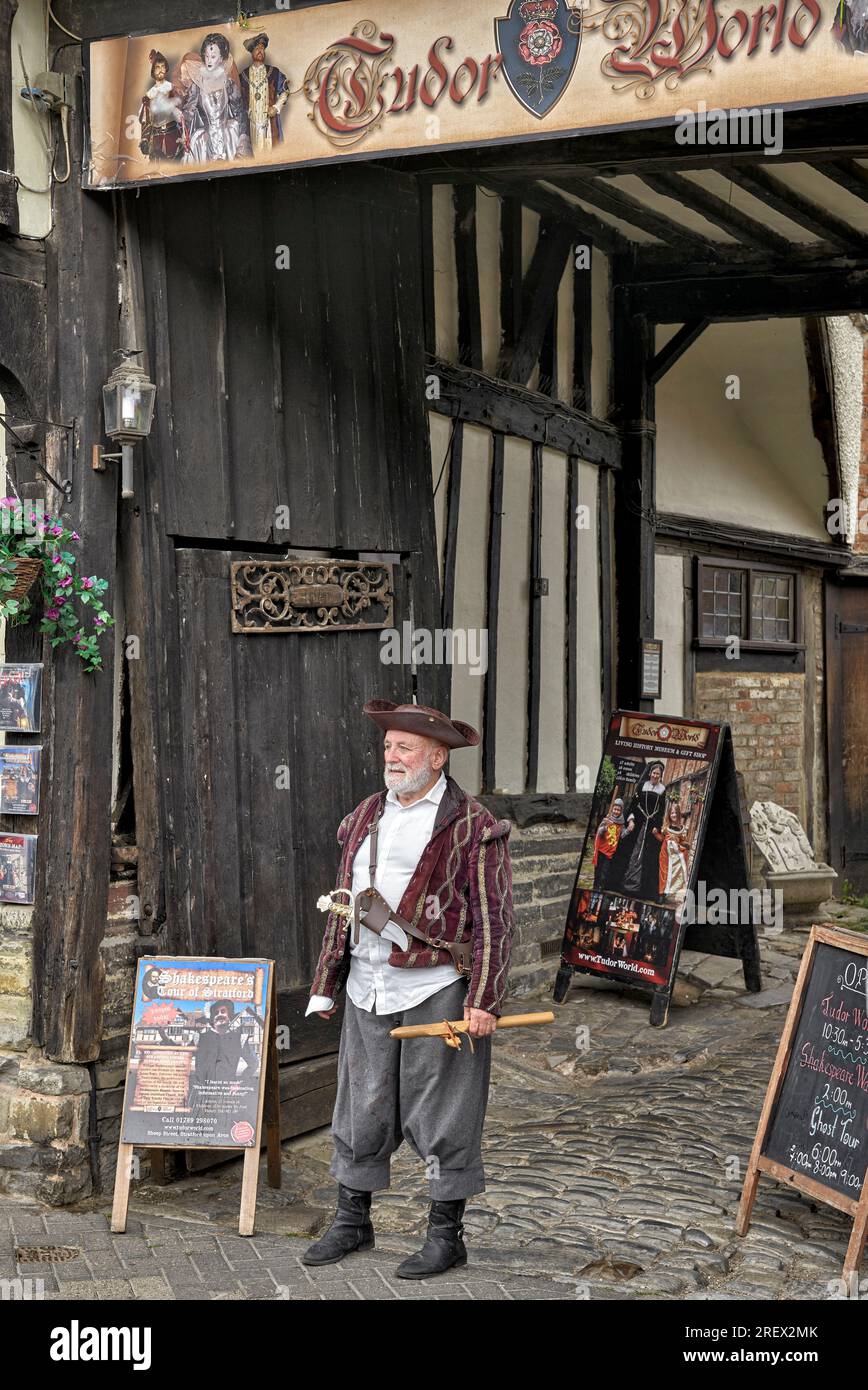 Flauto Tudor World in costume tradizionale che accoglie gli ospiti a Shrieves House, Sheep Street, Stratford Upon Avon, Inghilterra, Regno Unito, Foto Stock