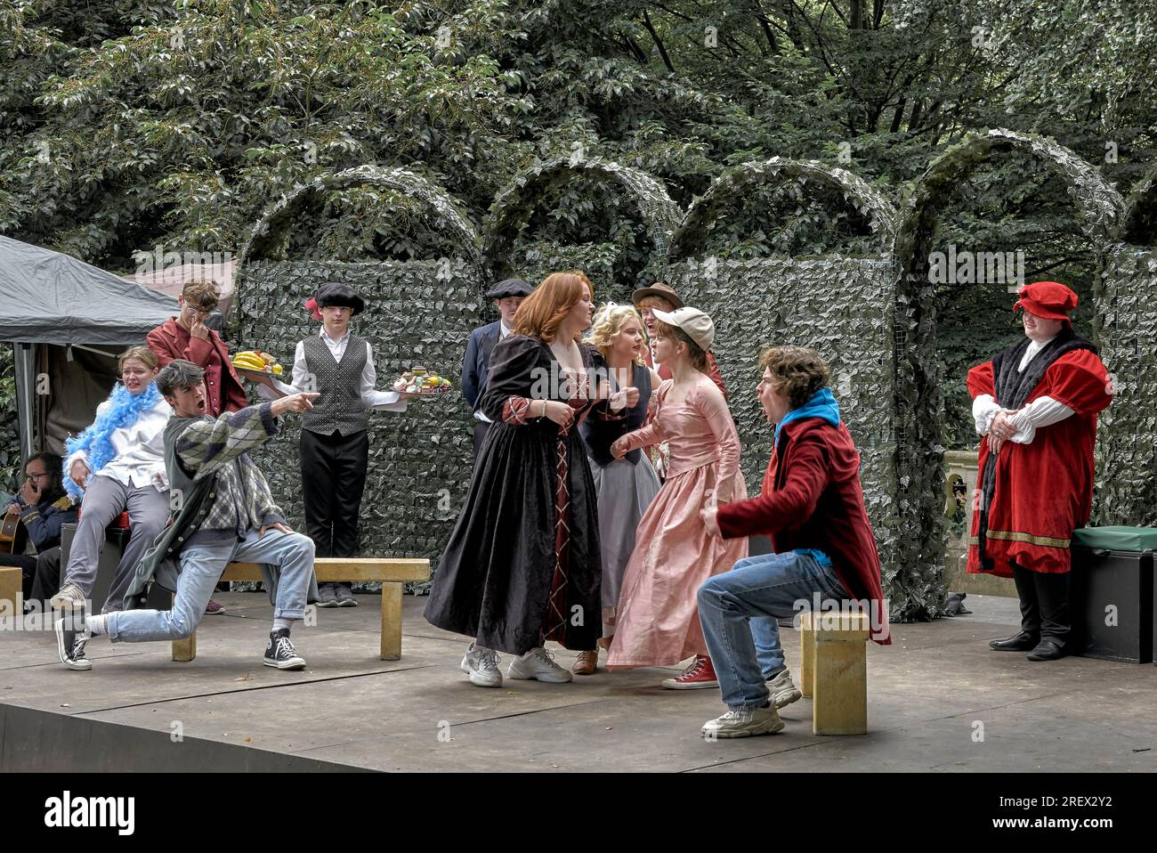 Attori sul palco di un teatro all'aperto della RSC che esegue la commedia di Shakespeare "la domata dello Shrew" al Dell , Stratford Upon Avon Inghilterra Regno Unito Foto Stock