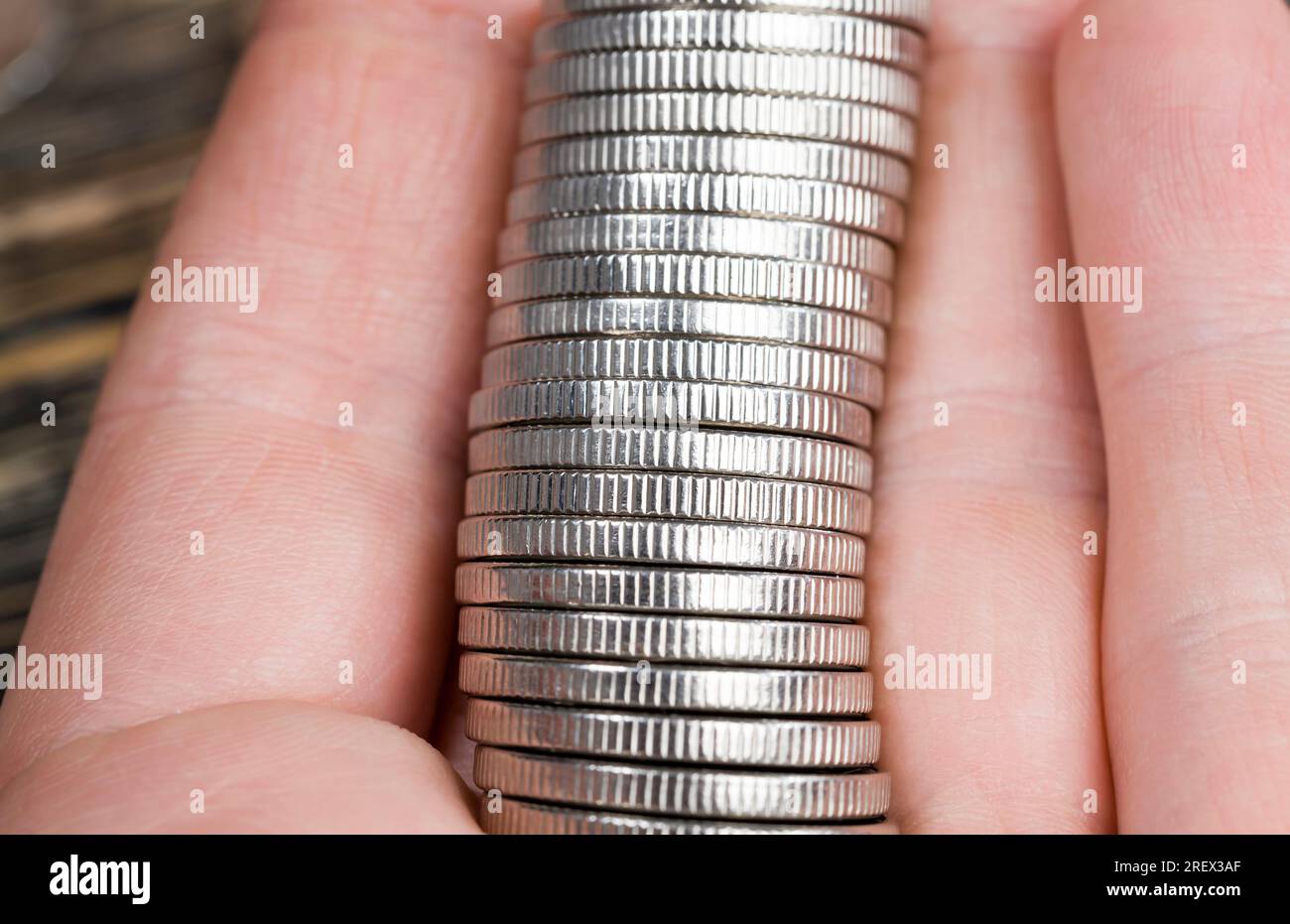 acciaio monete identiche trattate per dare loro una tonalità argentea, le monete sono reali e utilizzati come mezzo di pagamento, le monete sono vecchie e hanno alcuni difetti Foto Stock