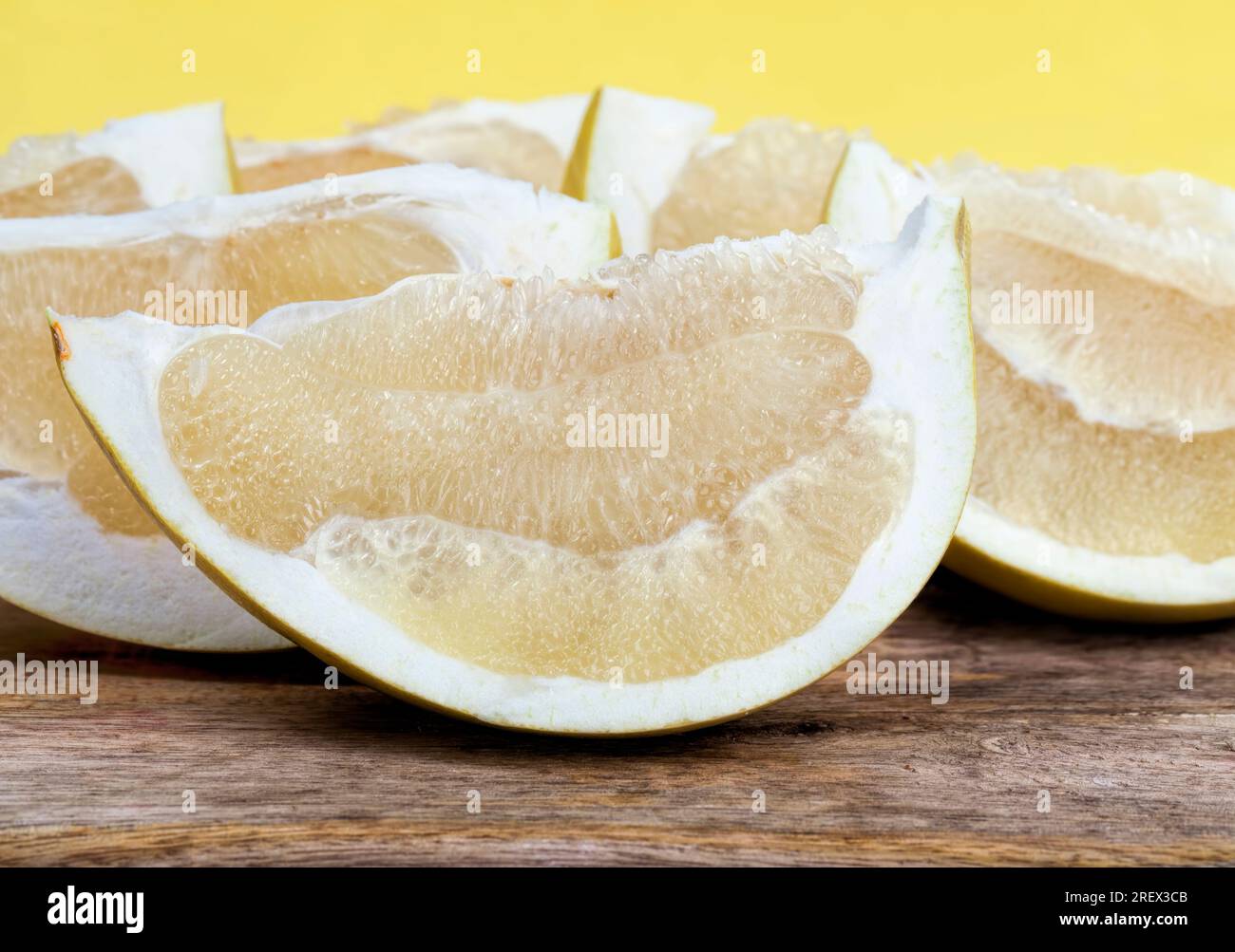 agrumi di alta qualità durante la cottura e altri tipi di piatti, pomelo giallo dolce e succoso Foto Stock