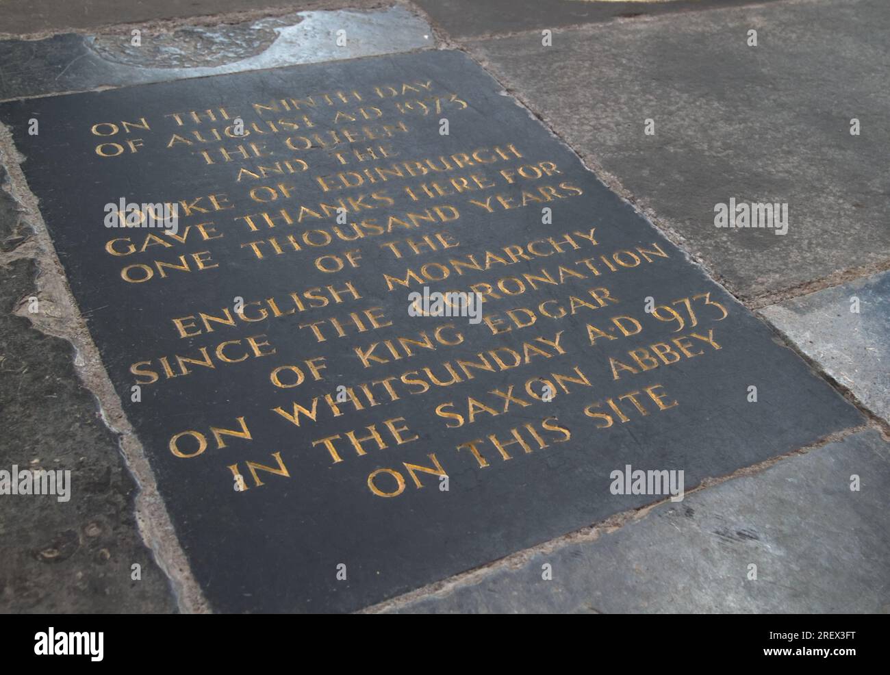 Una pietra commemorativa nel pavimento dell'Abbazia di Bath, Bath raffigurante la visita della Regina Elisabetta II in occasione di mille anni di incoronazione, Bath UK Foto Stock