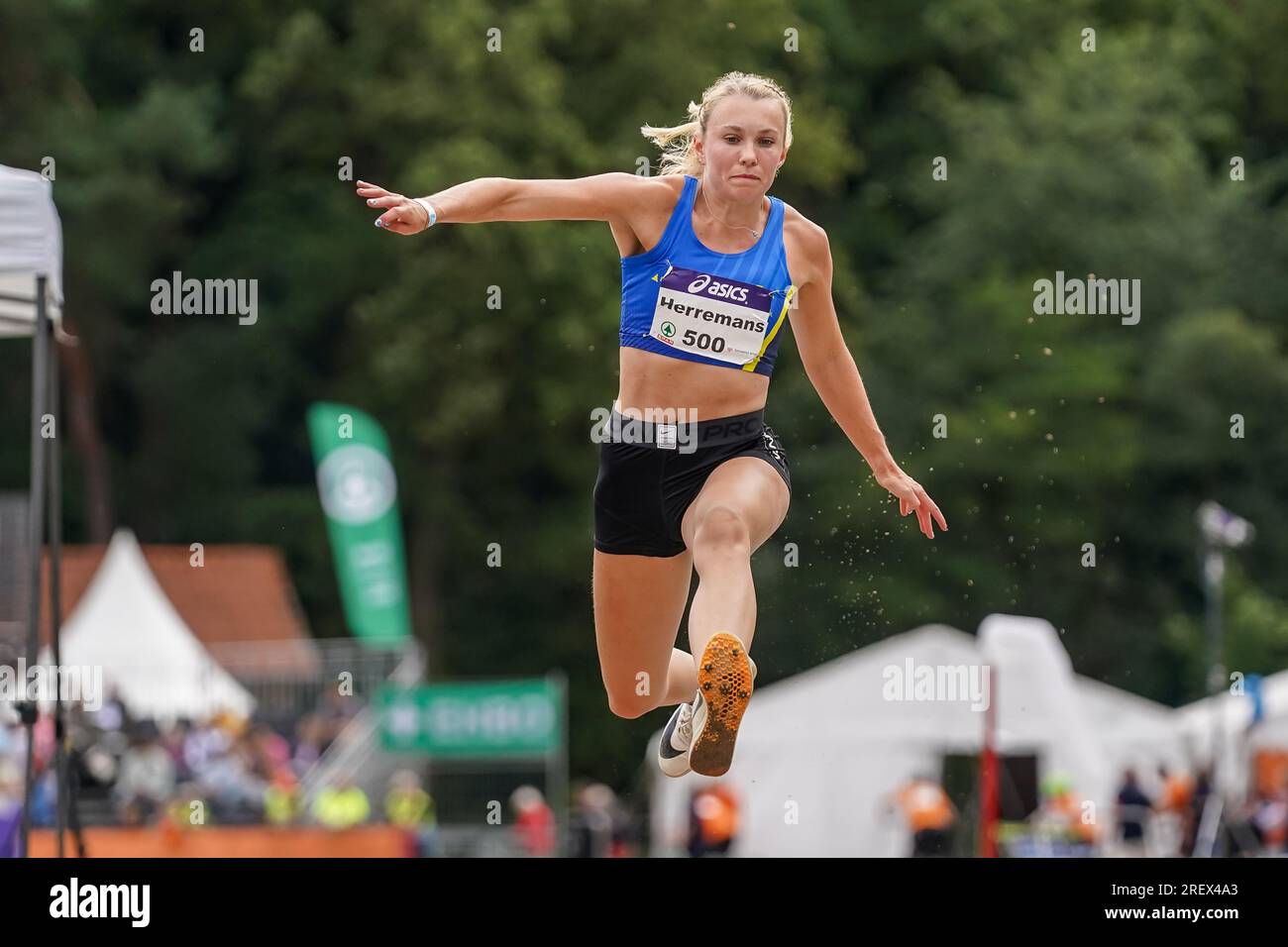 BREDA, PAESI BASSI - LUGLIO 30: Maureen Herremans di Prins Hendrik gareggia sulle donne - Triple Jump durante i Campionati nazionali olandesi di atletica leggera il 30 luglio 2023 a Breda, Paesi Bassi (foto di Andre Weening/Orange Pictures) credito: Orange Pics BV/Alamy Live News Foto Stock