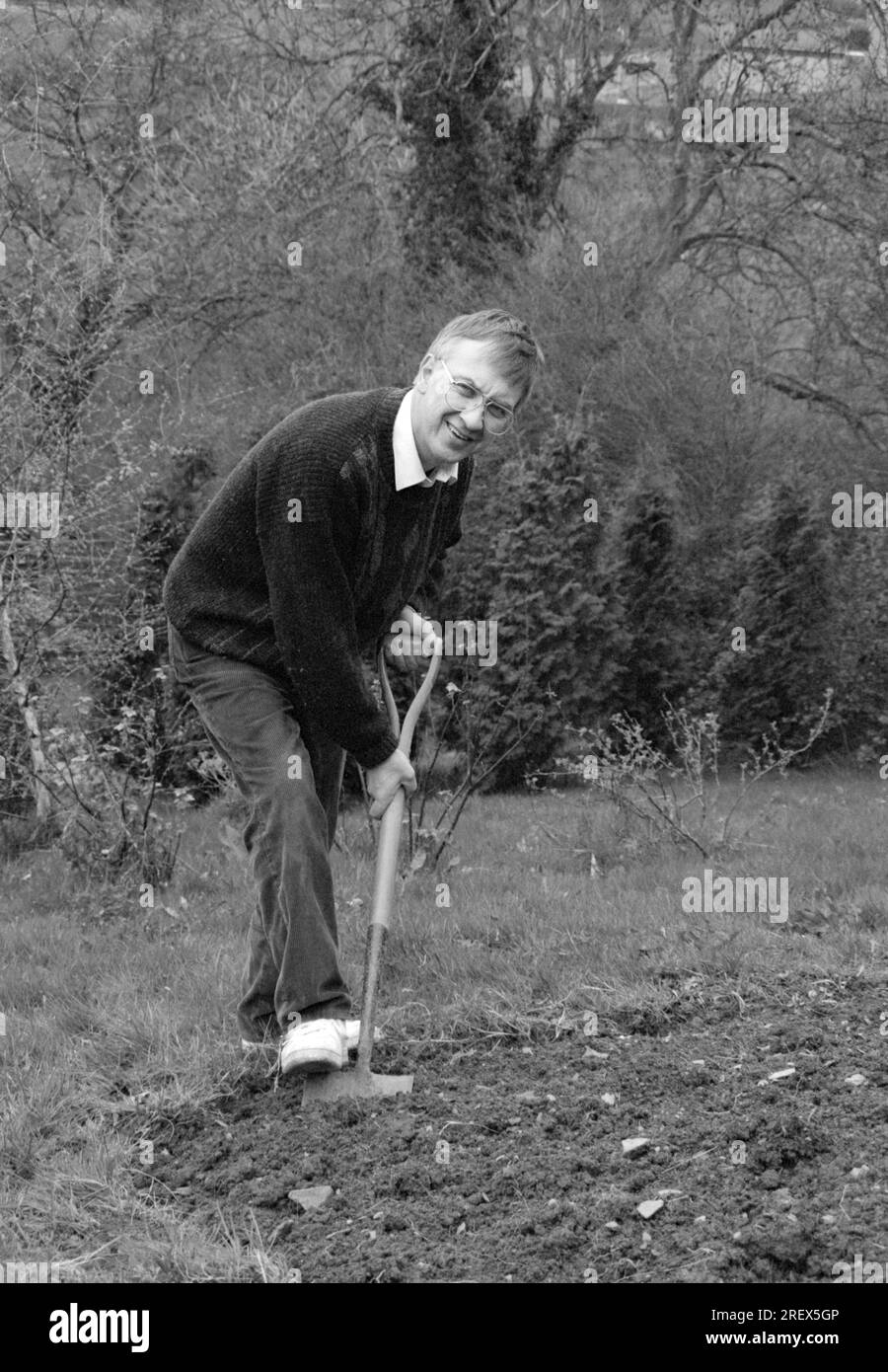 David Jamieson, politico laburista che fa un po' di giardinaggio a Plymouth, aprile 1991. Fu presto il deputato laburista per Plymouth Devonport, a cercare victor Foto Stock
