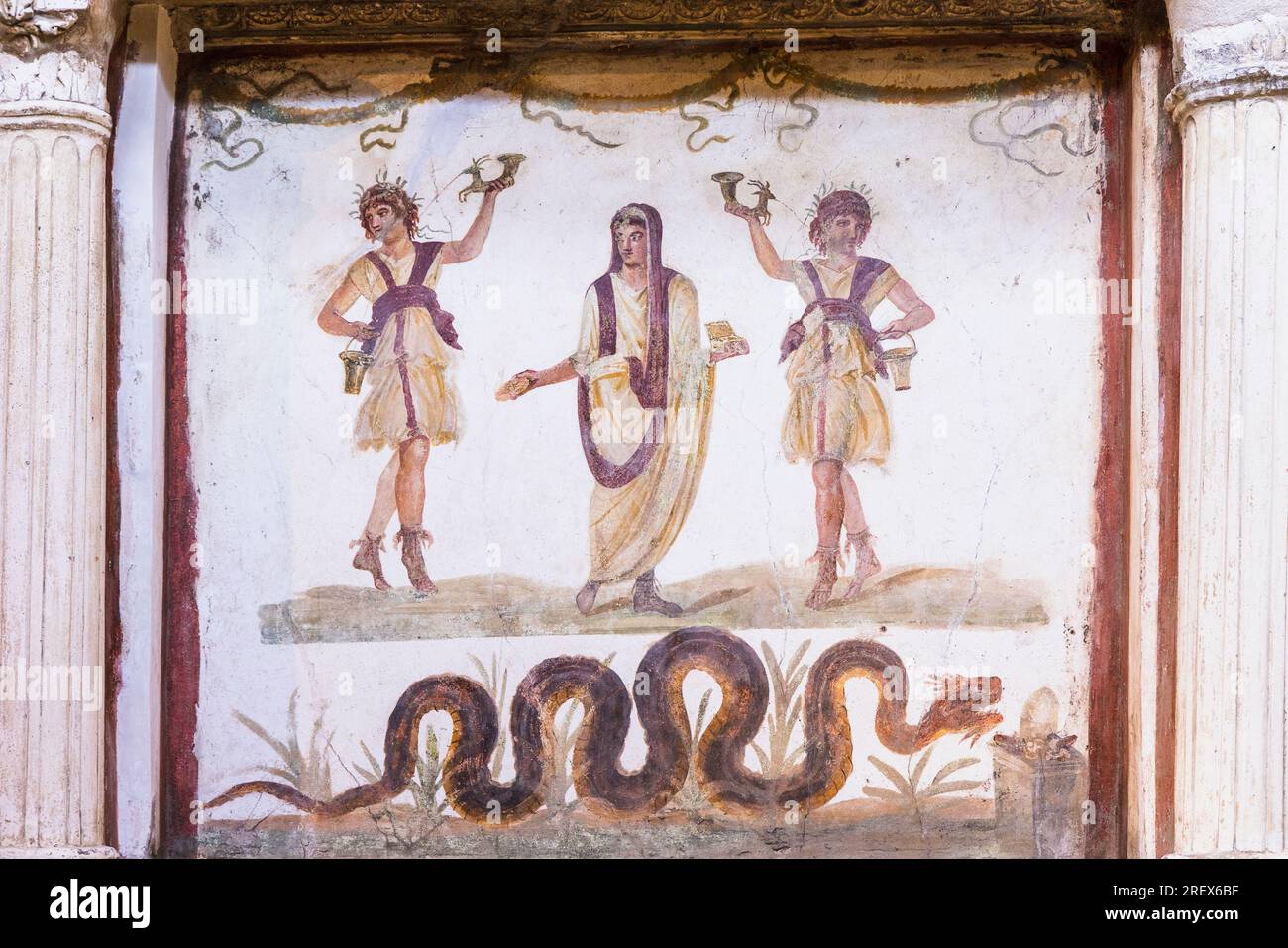 Sito archeologico di Pompei, Campania, Italia. Lararium, o santuario, che mostra varie divinità domestiche. Casa dei Vettii. Casa dei Vettii. Pompe Foto Stock