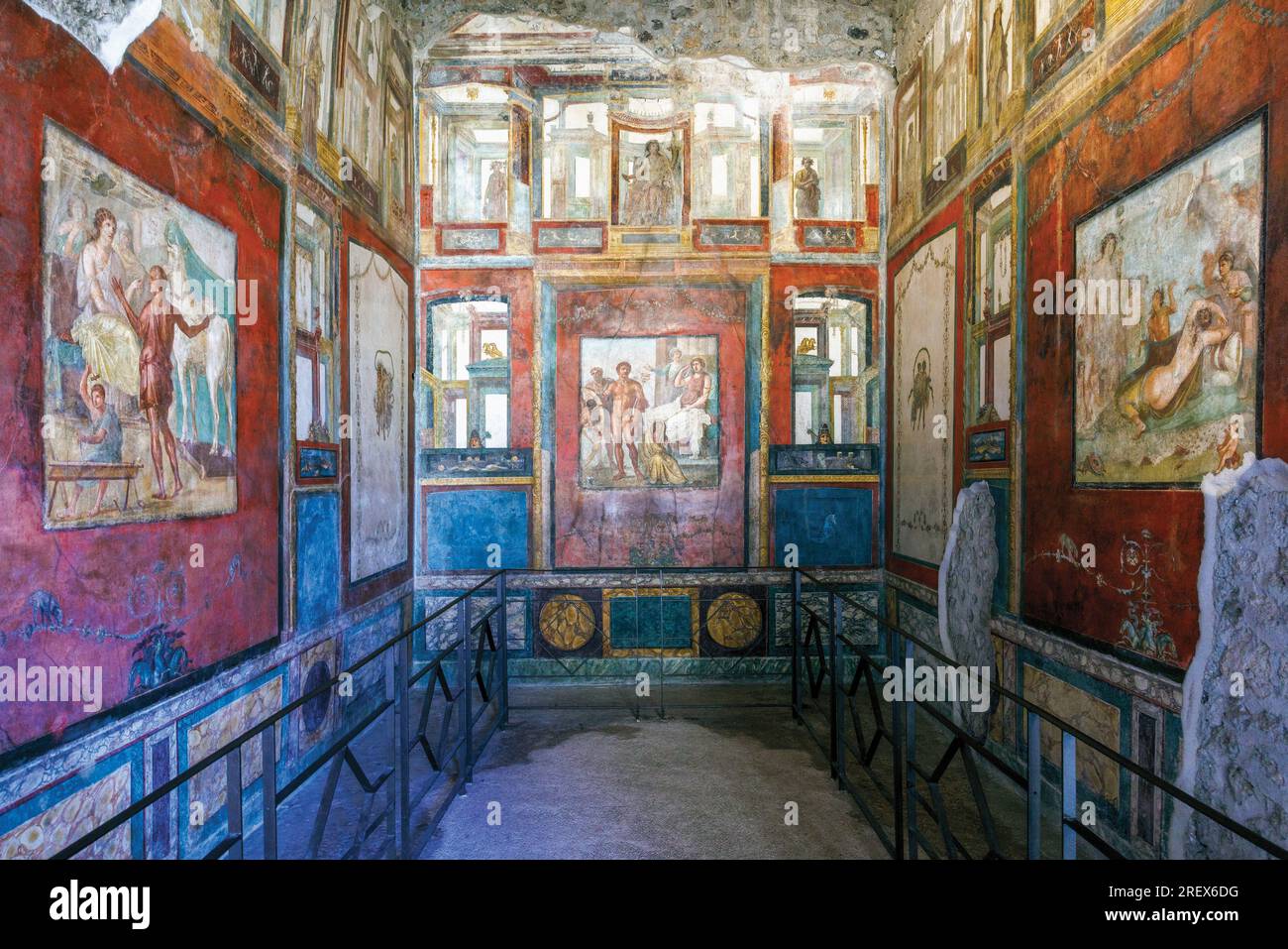 Sito archeologico di Pompei, Campania, Italia. Il triclinio, o sala da pranzo con i suoi affreschi di scene mitologiche greche. La camera è anche conosciuta Foto Stock
