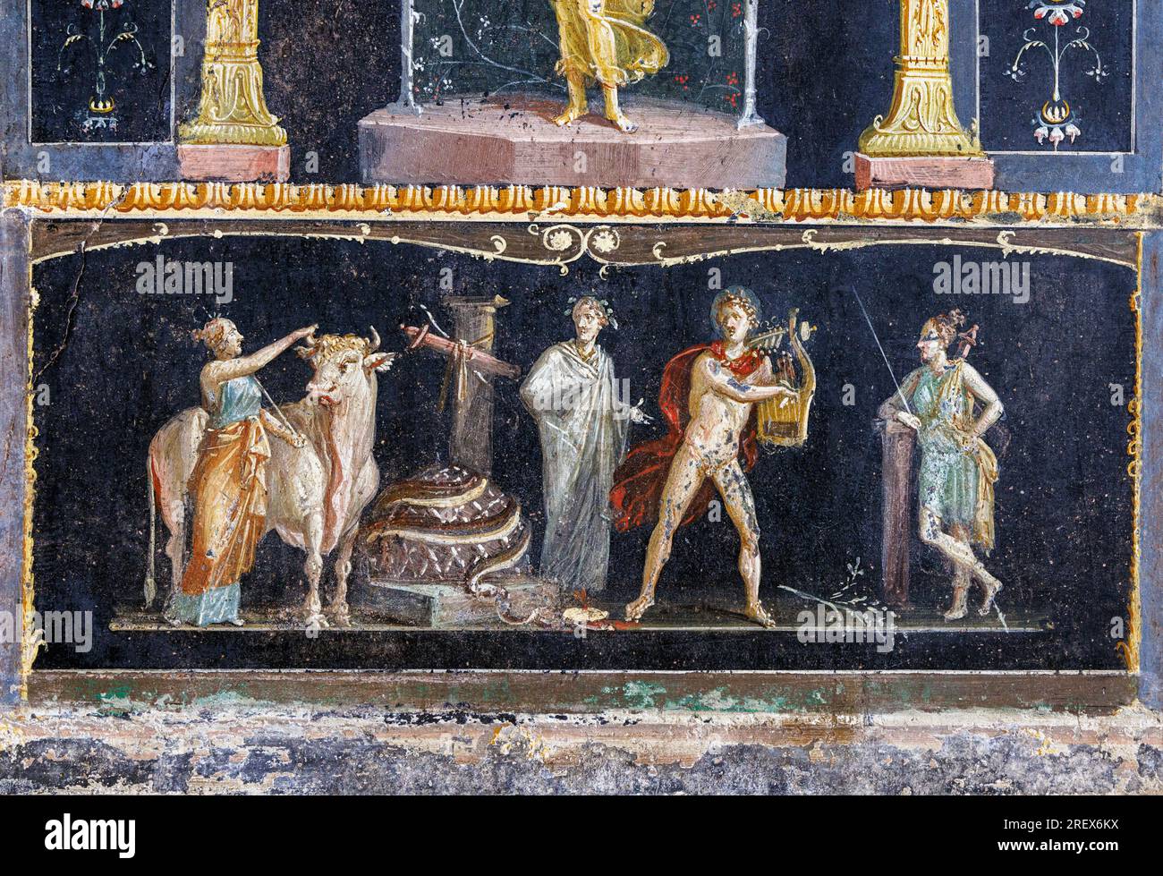 Sito archeologico di Pompei, Campania, Italia. Affresco che illustra la storia della mitologia greca di Apollo e Diana dopo l'uccisione di Pitone. Foto Stock
