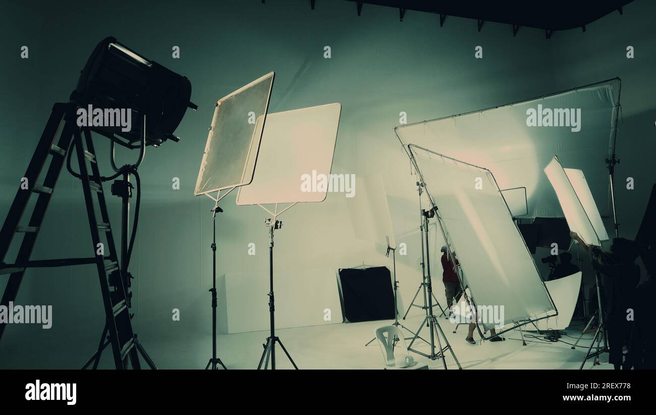 Silhouette di produzione video dietro le quinte o B roll o realizzazione di film commerciali televisivi che la troupe di film lightman e cameraman lavorano insieme Foto Stock