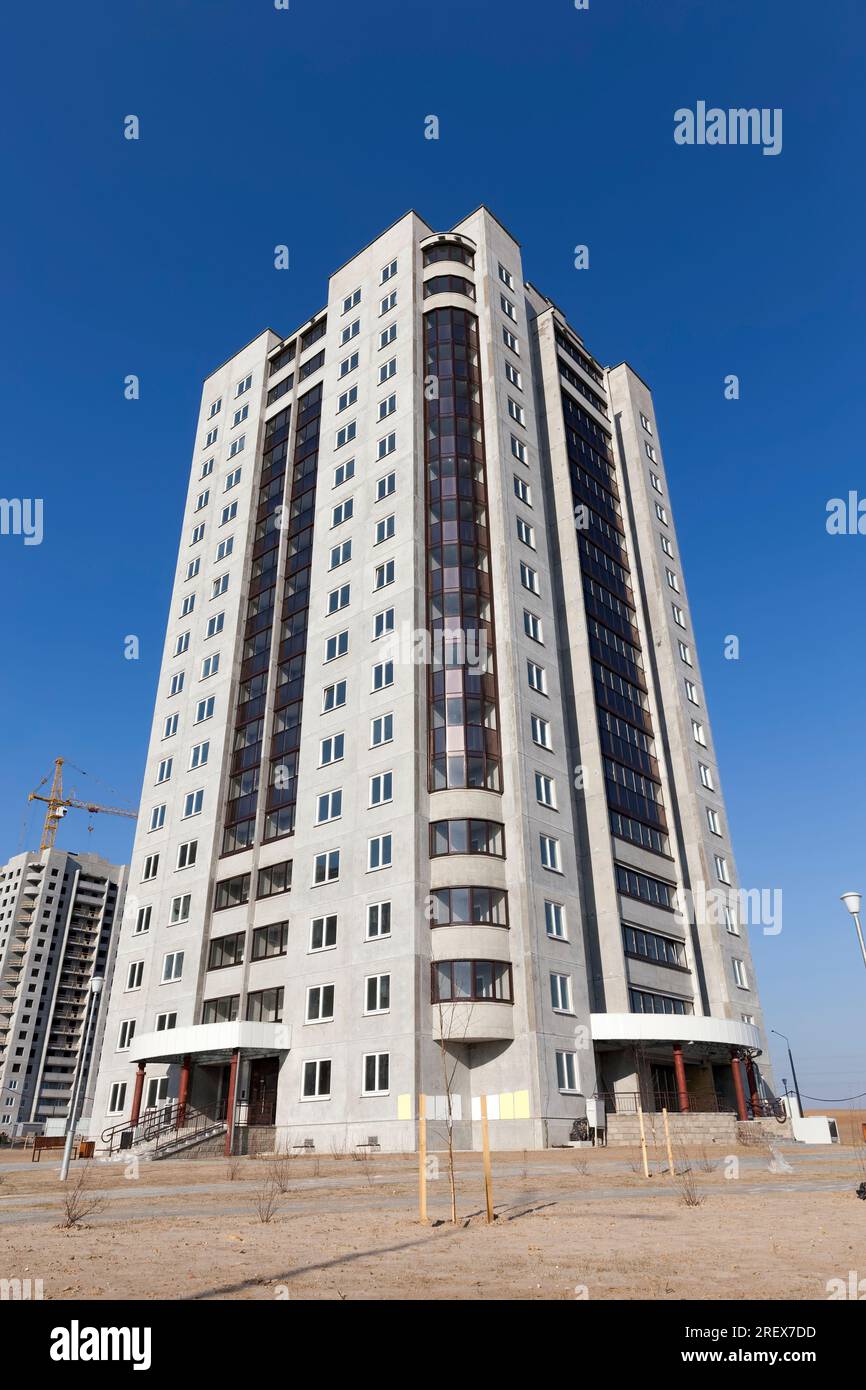 costruzione di appartamenti nell'area in via di sviluppo della città, il cantiere per la costruzione di un alto edificio a più piani per fami Foto Stock