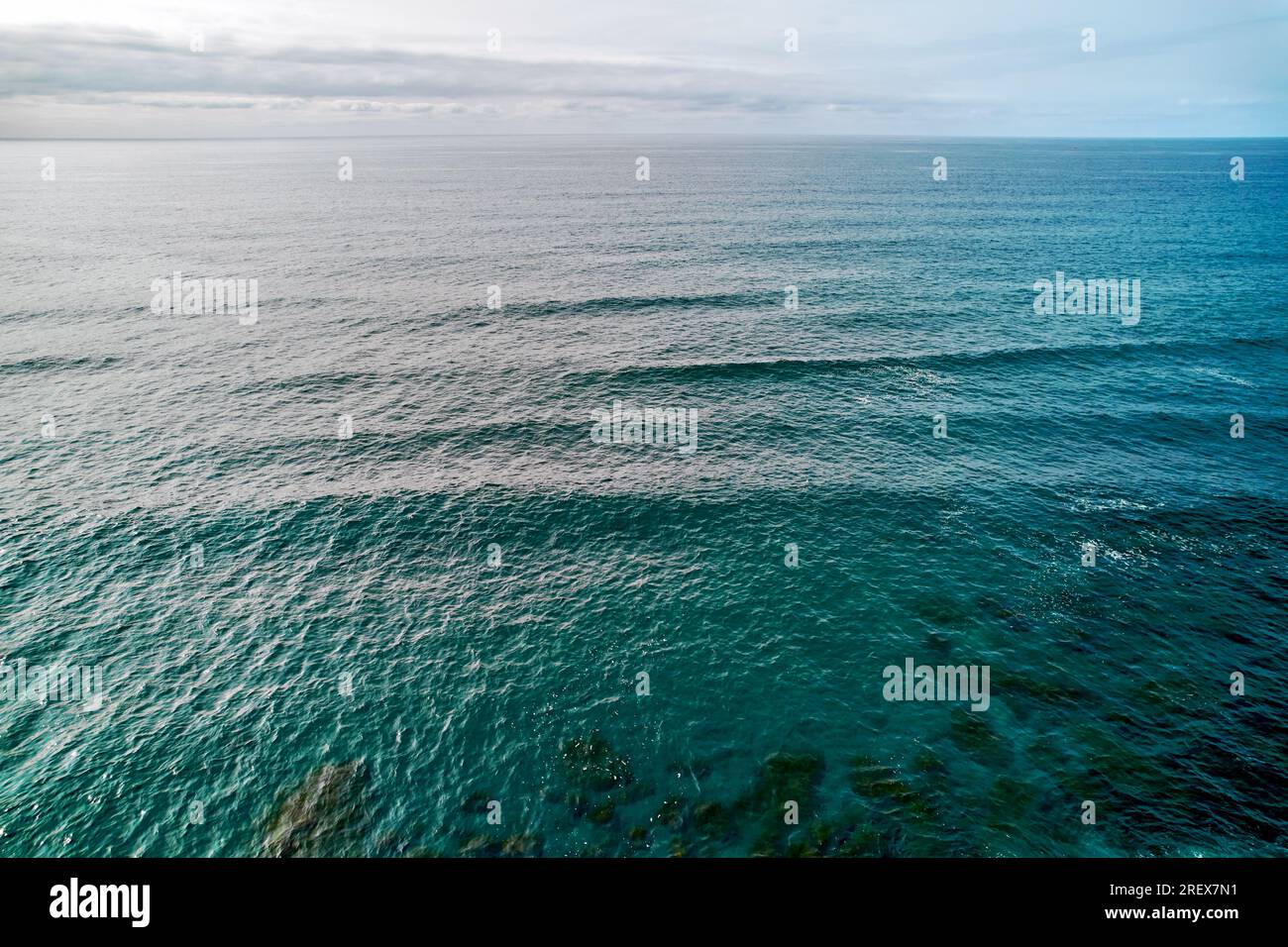 Colpo aereo, punto di vista droni delle calme acque dell'Oceano Atlantico. San Miguel, Ponta Delgada. Azzorre, Portogallo. Concetto di viaggio e turismo Foto Stock