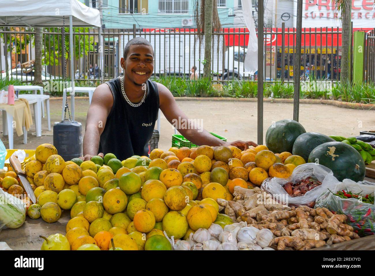 Niteroi, Brasile, Un uomo brasiliano sorride mentre guarda la telecamera. Lavora come venditore di prodotti in un mercato outdoor. CE ne sono una varietà Foto Stock