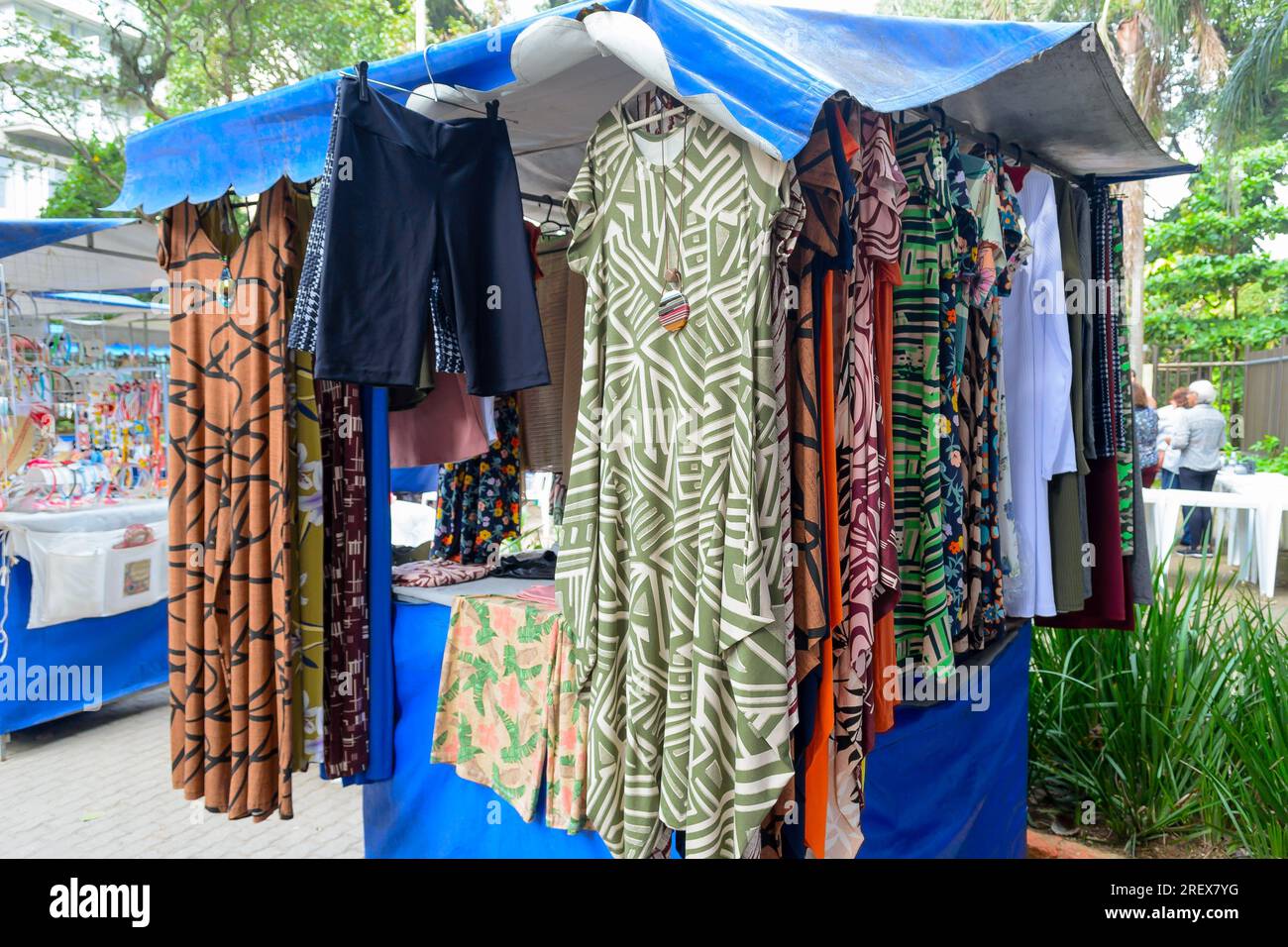 Niteroi, Brasile, Una variegata mostra di abiti femminili su un chiosco. I mercati urbani sono una tradizione in città. Foto Stock