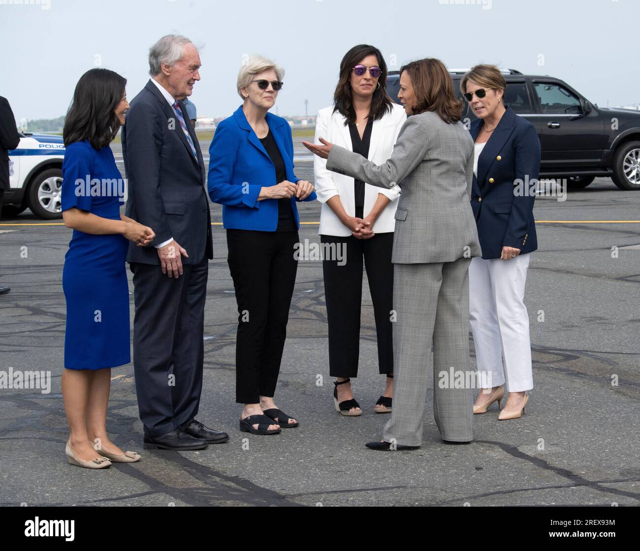 Il Vicepresidente degli Stati Uniti Kamala Harris arriva all'aeroporto Logan di Boston per rilasciare osservazioni alla NAACP National Convention del 2023 a Boston, Massachusetts, sabato 29 luglio 2023. Il vicepresidente Harris è accolto dal governatore Maura Healey, dalla partner di Healey Joanna Lydgate, dalla senatrice degli Stati Uniti Elizabeth Warren (Democratico del Massachusetts), dal senatore degli Stati Uniti ed Markey (Democratico del Massachusetts) e dal sindaco Michelle Wu (Democratico di Boston, Massachusetts)crediti: Rick Friedman/Pool via CNP /MediaPunch Foto Stock