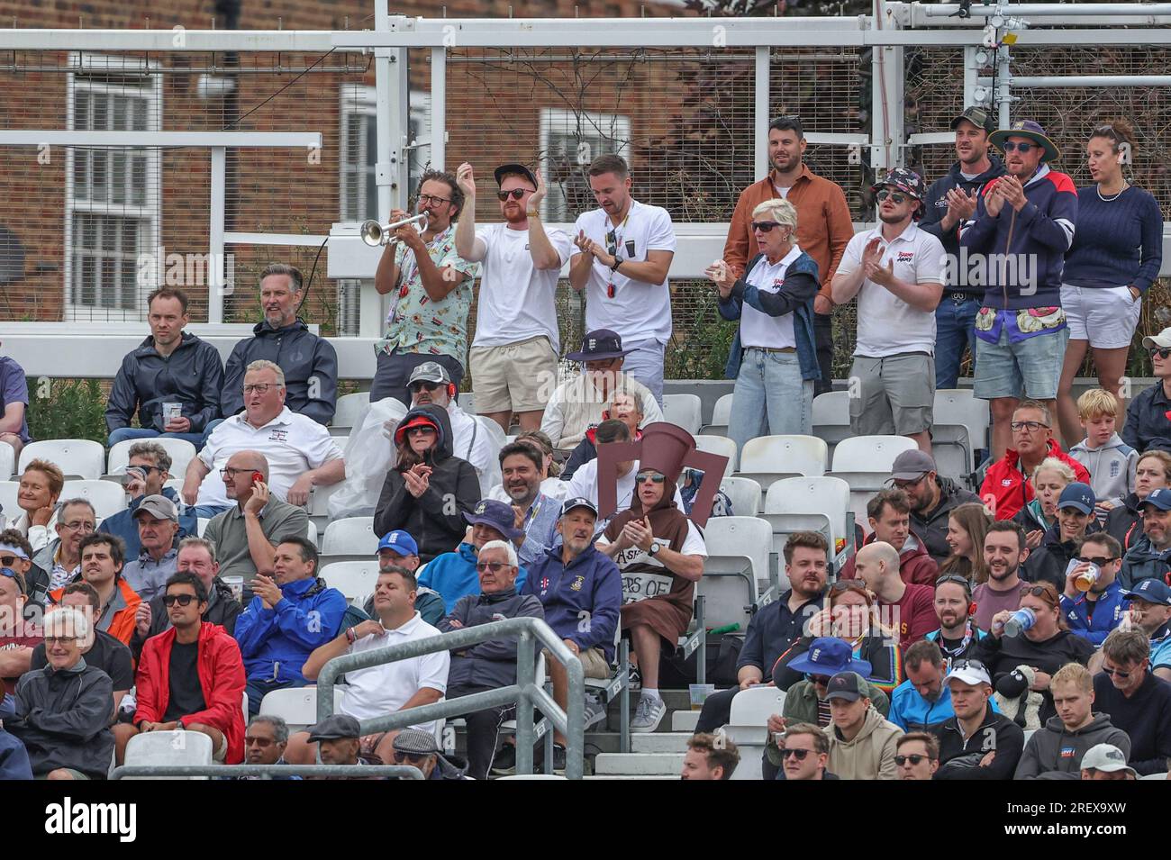 Il trombettista inglese Barmy Army durante il LV= Insurance Ashes Fifth test Series Day Four Match Inghilterra vs Australia al Kia Oval, Londra, Regno Unito, 30 luglio 2023 (foto di Mark Cosgrove/News Images) in, il 30/7/2023. (Foto di Mark Cosgrove/News Images/Sipa USA) credito: SIPA USA/Alamy Live News Foto Stock