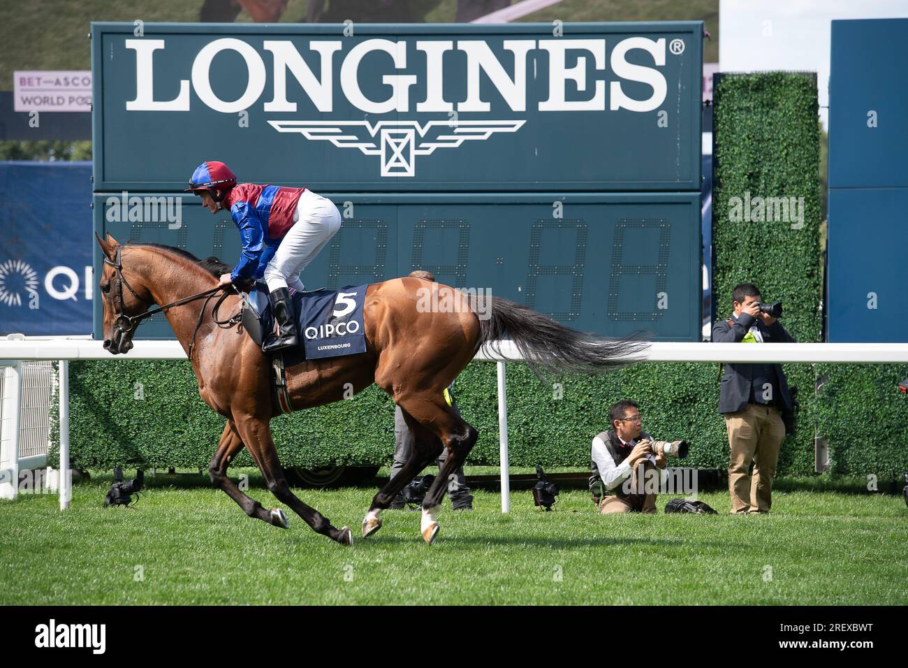 Ascot, Berkshire, Regno Unito. 29 luglio 2023. A cavallo del Lussemburgo a bordo del fantino Seamie Heffernan, dirigiti verso l'autodromo prima delle sfilate di Re Giorgio vi e Regina Elisabetta QIPCO all'ippodromo di Ascot il giorno del Re Giorgio. Allenatore Aidan o'Brien. Credito: Maureen McLean/Alamy Live News Foto Stock