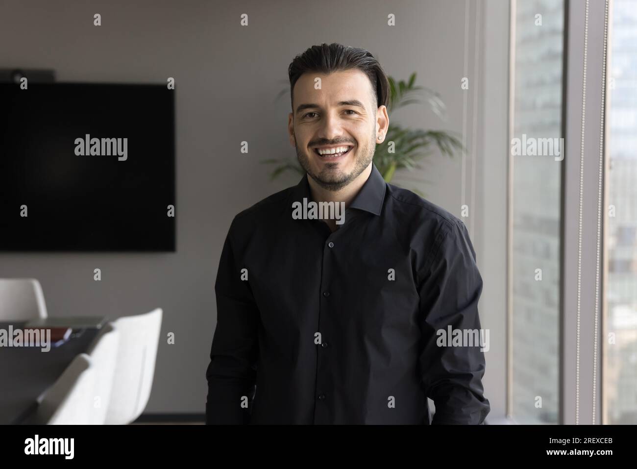 Felice uomo professionale con un elegante ritratto dei capelli Foto Stock