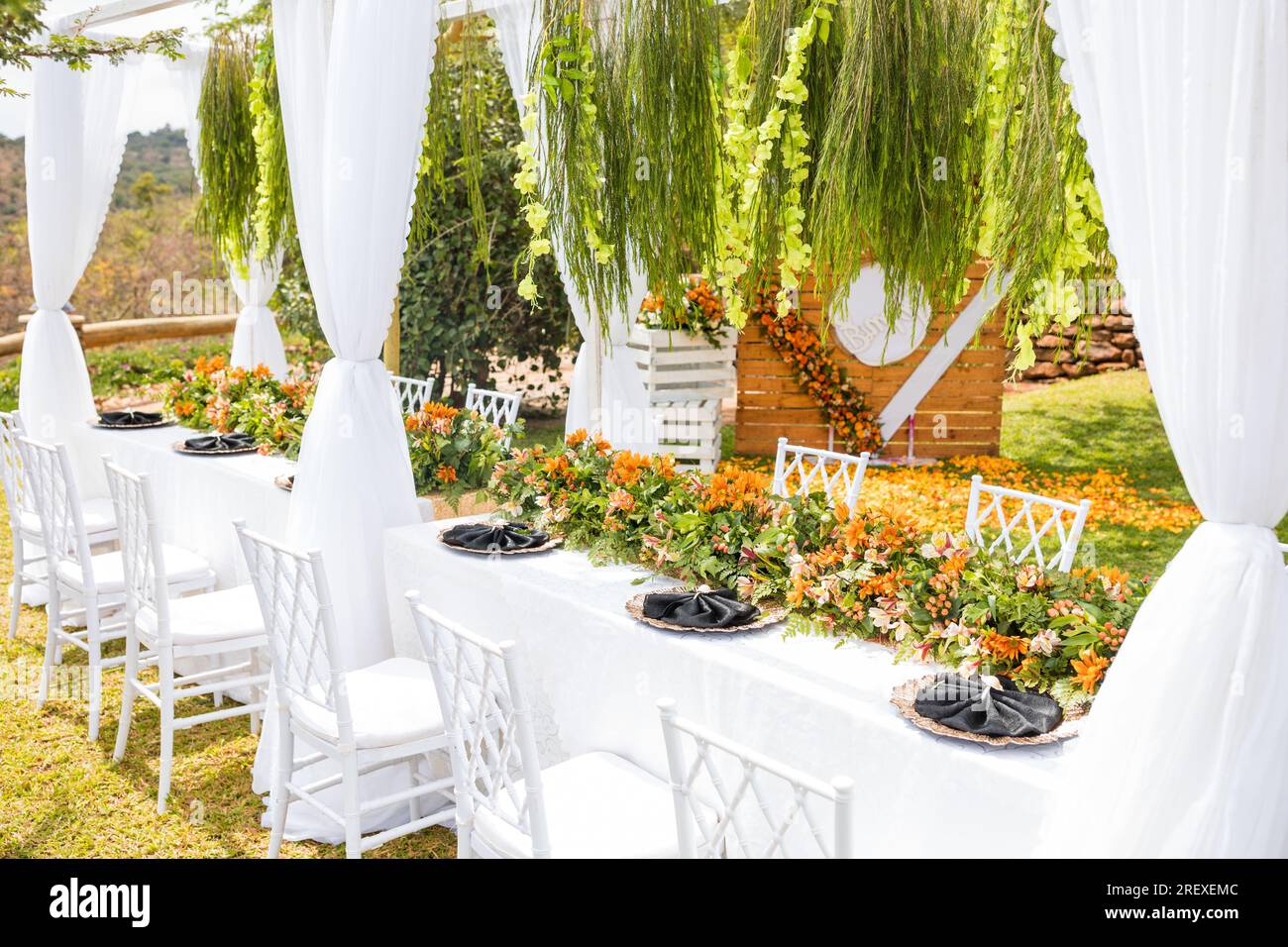 Decorazioni per matrimoni in Kenya, decorazioni floreali con fiori petali, foglie, bianco di Antony Trivet Love Story Weddings Photographers Cinematographers, S Nairobi Foto Stock