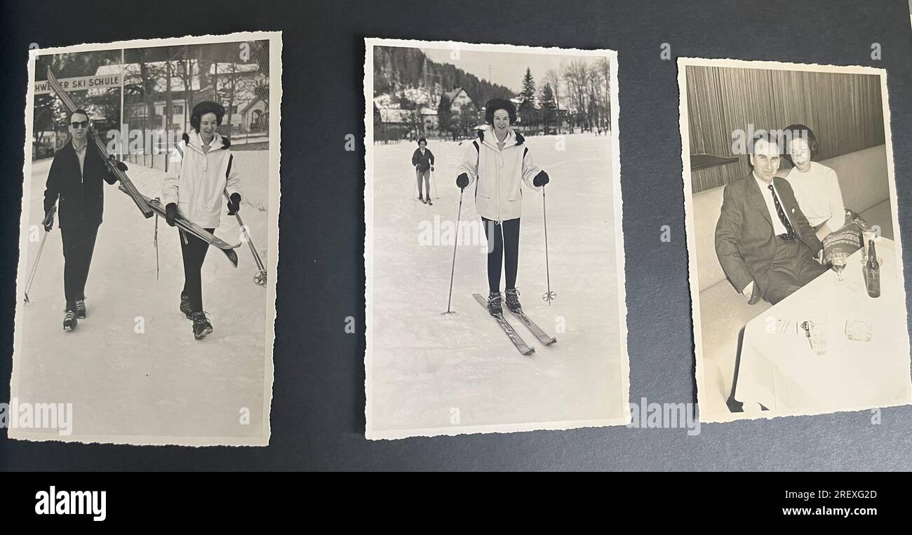 Foto vintage in bianco e nero di una famiglia che sciava, anni '1960 Foto Stock