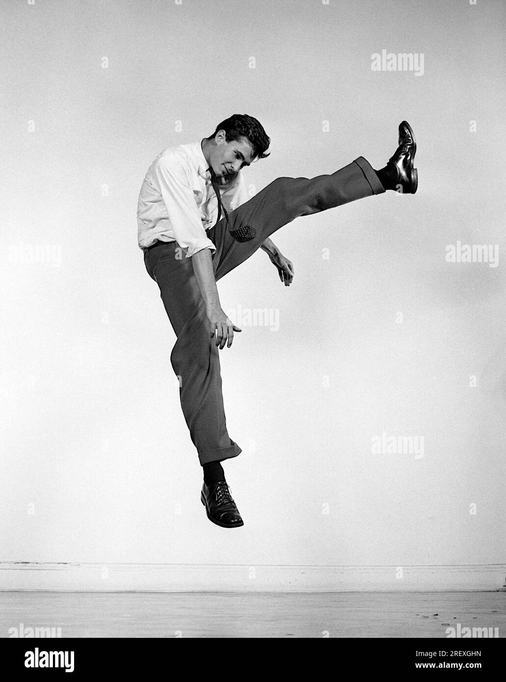 Philippe Halsman (fotografo americano) - Anthony Perkins salta per la serie "Jump" di Philippe Halsman - 1958 Foto Stock