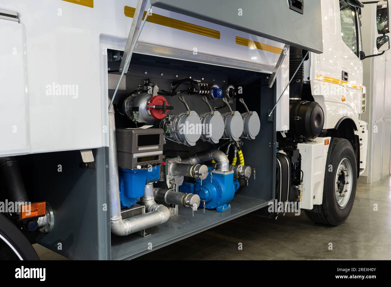 Attrezzatura per pompare carburante su una autocisterna. Foto Stock