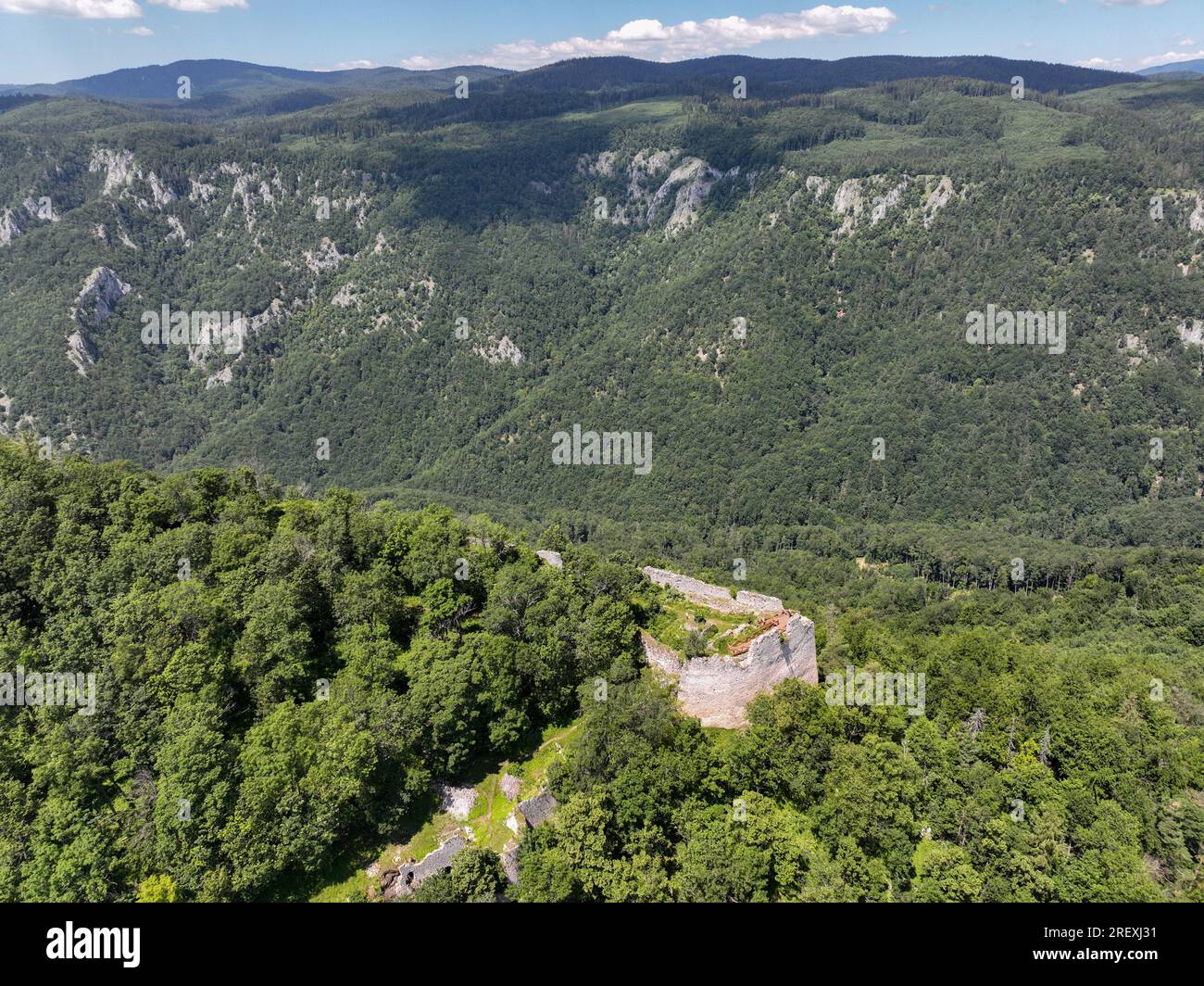 Vista aerea delle rovine del castello di Muran sopra il villaggio di Muran in Slovacchia Foto Stock