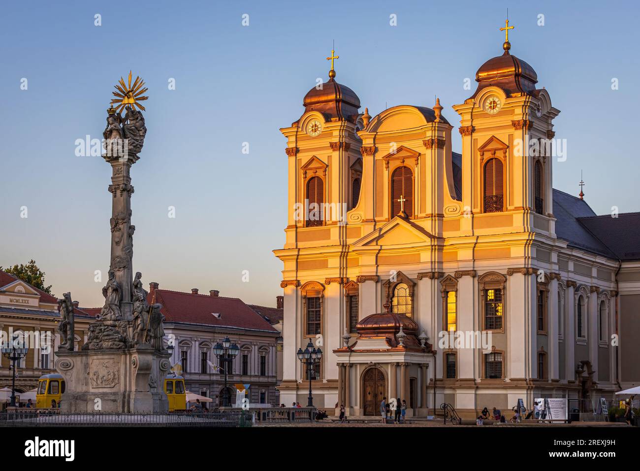 Union Square con la chiesa della cupola e il monumento della Santa Trinità. La foto è stata scattata il 15 luglio 2023 a Timisoara, uno dei tre culto europei Foto Stock