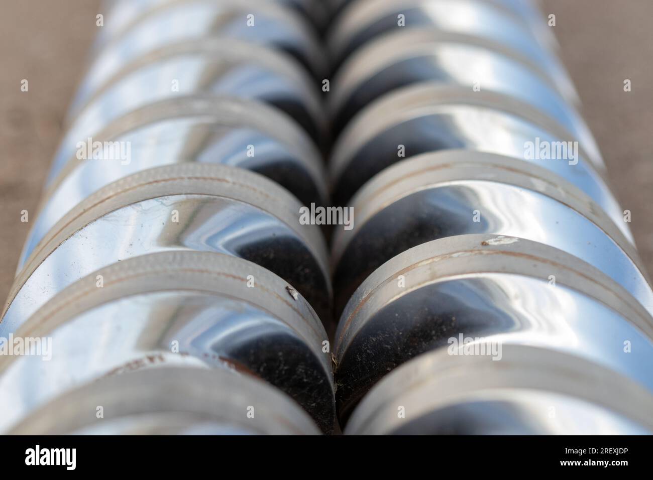 Concetto di processo di produzione delle parti di ricambio delle viti della pressa a iniezione con vista angolare. Foto di alta qualità Foto Stock