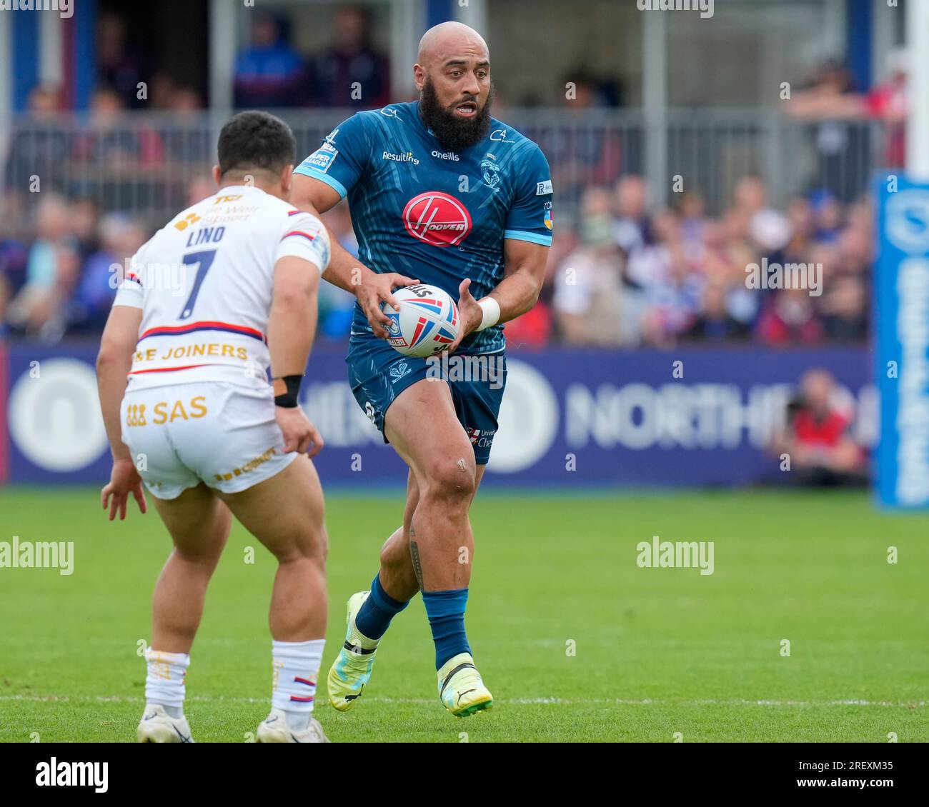 Wakefield, Regno Unito. 30 luglio 2023. Sam Kasiano #14 dei Warrington Wolves corre al Mason Lino #7 di Wakefield Trinity durante la partita Betfred Super League Round 20 Wakefield Trinity vs Warrington Wolves al Be Well Support Stadium, Wakefield, Regno Unito, 30 luglio 2023 (foto di Steve Flynn/News Images) a Wakefield, Regno Unito il 30/7/2023. (Foto di Steve Flynn/News Images/Sipa USA) credito: SIPA USA/Alamy Live News Foto Stock