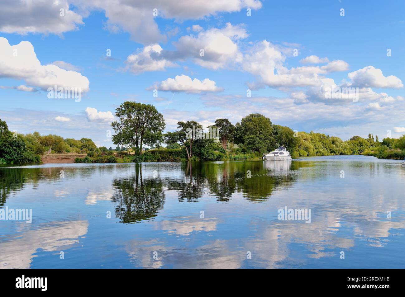 Un piccolo motoscafo privato che naviga sul Tamigi a Shepperton in una giornata estiva nel Surrey, Inghilterra, Regno Unito Foto Stock