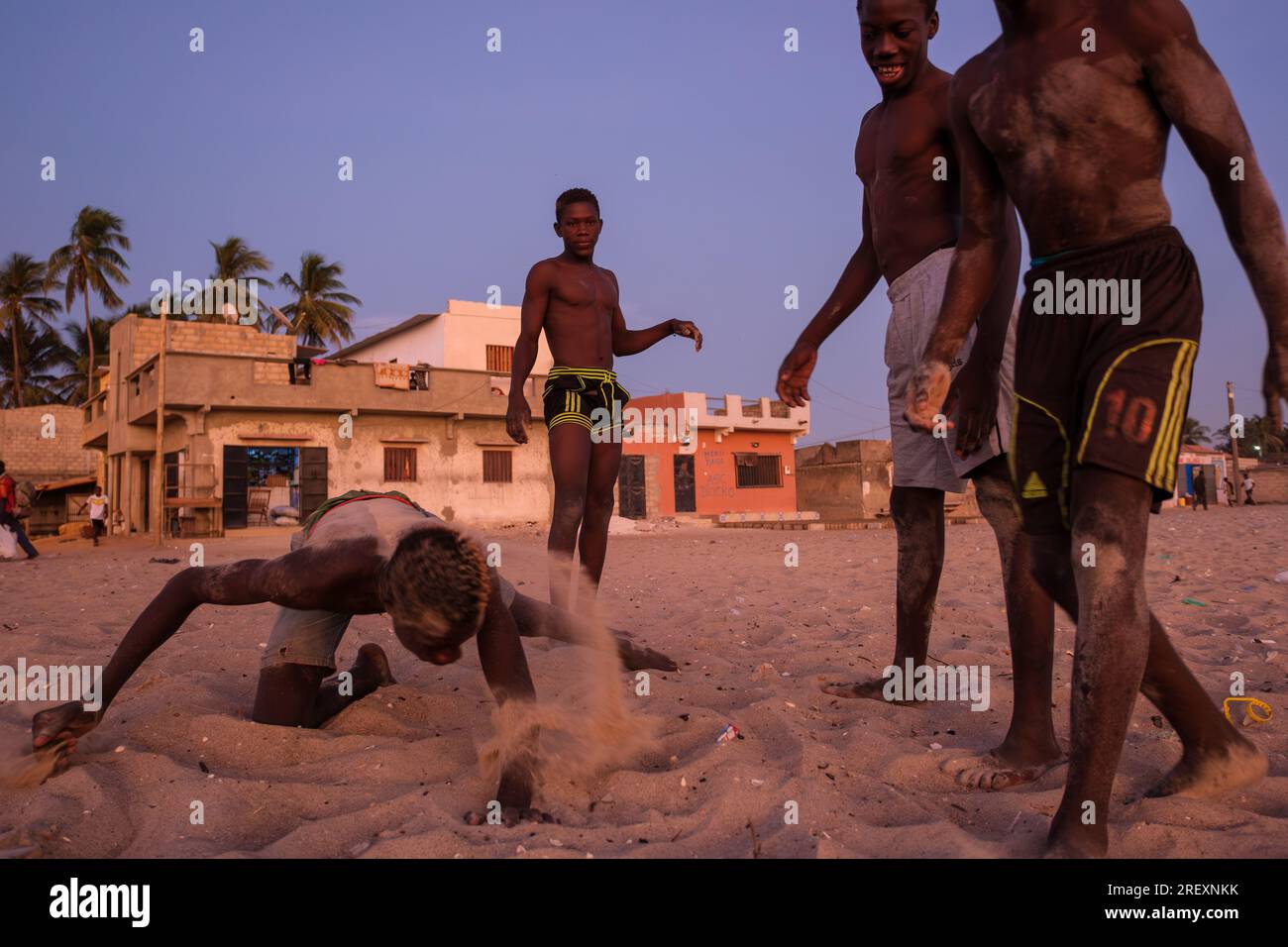 Un gruppo di giovani lottatori tradizionali praticano sulla spiaggia di Dakar, in Senegal Foto Stock