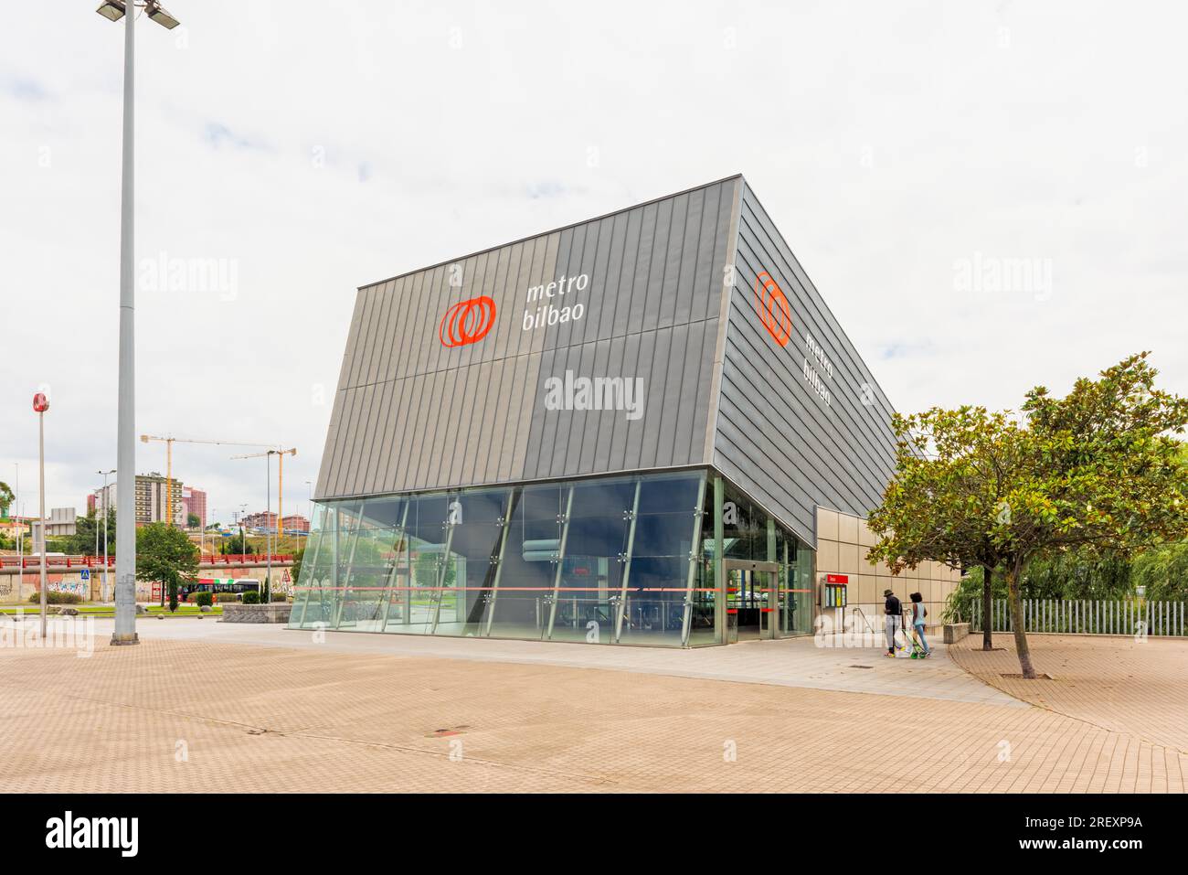 Ansio è una stazione sulla linea 2 della metropolitana di Bilbao. La stazione si trova accanto all'ingresso principale del Centro Espositivo di Bilbao ed è stata aperta nel 2002. Foto Stock
