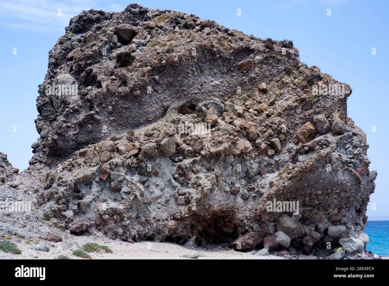 Breccia vulcanica o agglomerato vulcanico. Playa de los Muertos, Cabo de Gata, Almeria, Andalusia, Spagna. Foto Stock