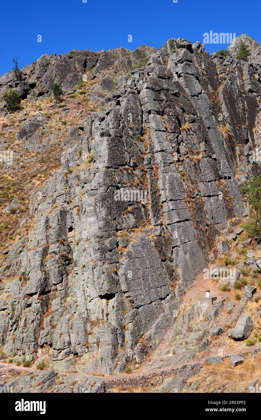 La quarzite è una roccia metamorfica composta da arenaria al quarzo. Questa foto è stata scattata a Penha Garcia, Idanha a Nova, Portogallo. Foto Stock