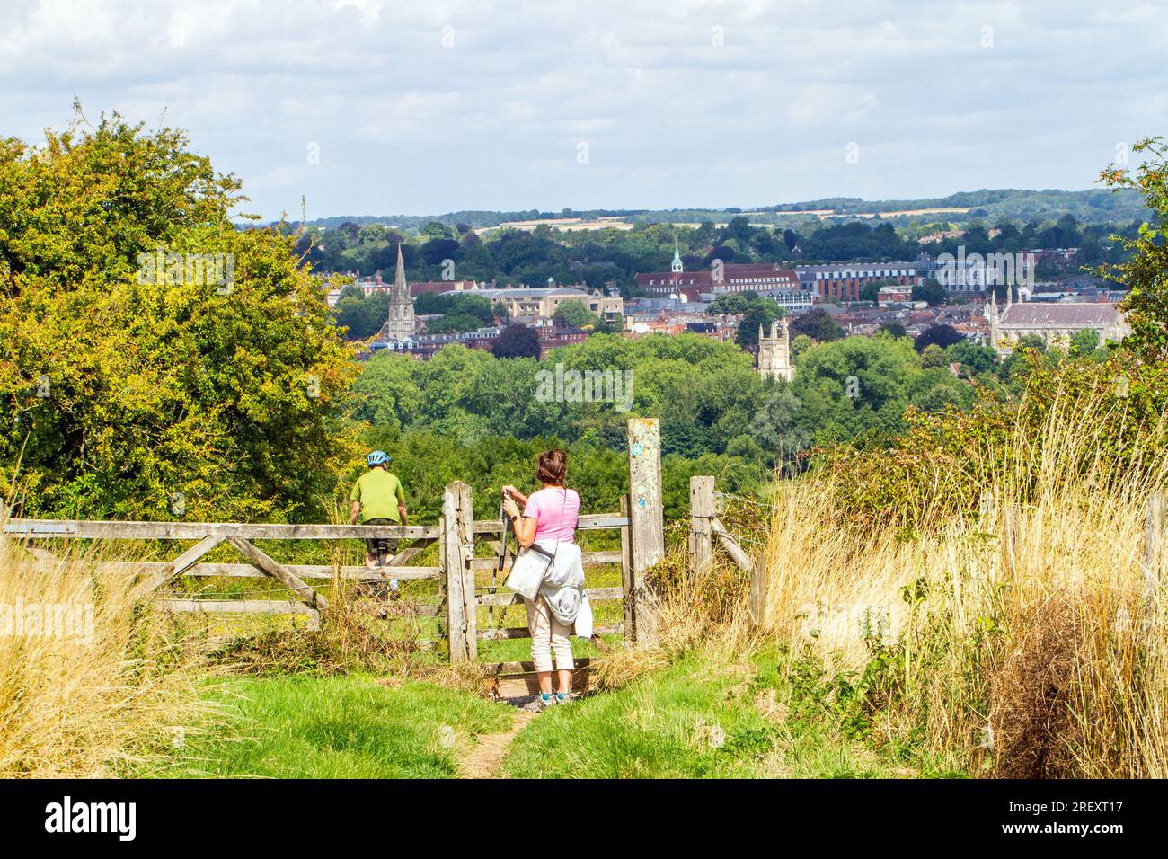 Gente che cammina e va in bicicletta a Twyford, lungo l'Hampshire, affacciata sulla città di Winchester Foto Stock