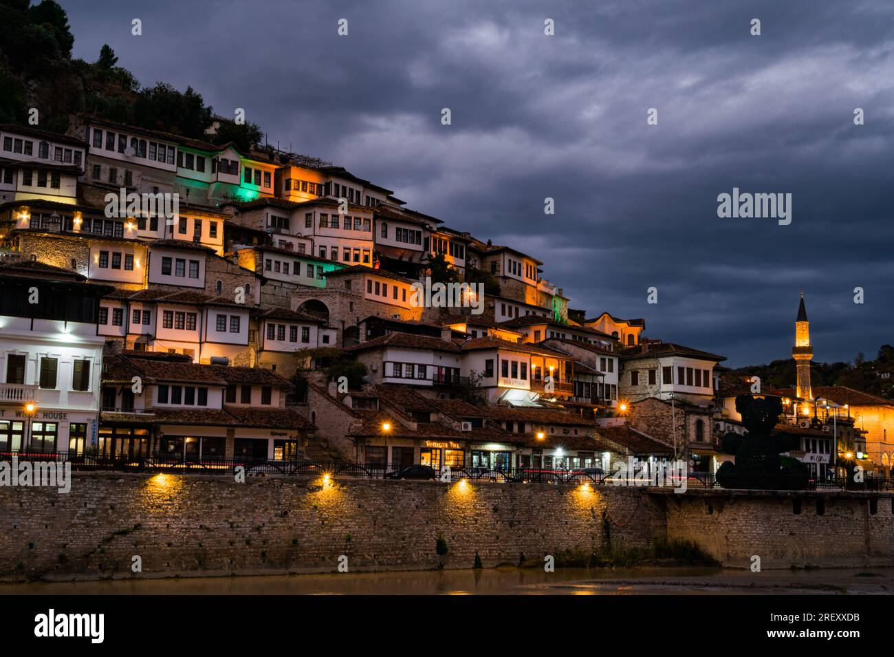 Vista notturna della storica città di Berat in Albania, patrimonio dell'umanità dell'UNESCO Foto Stock