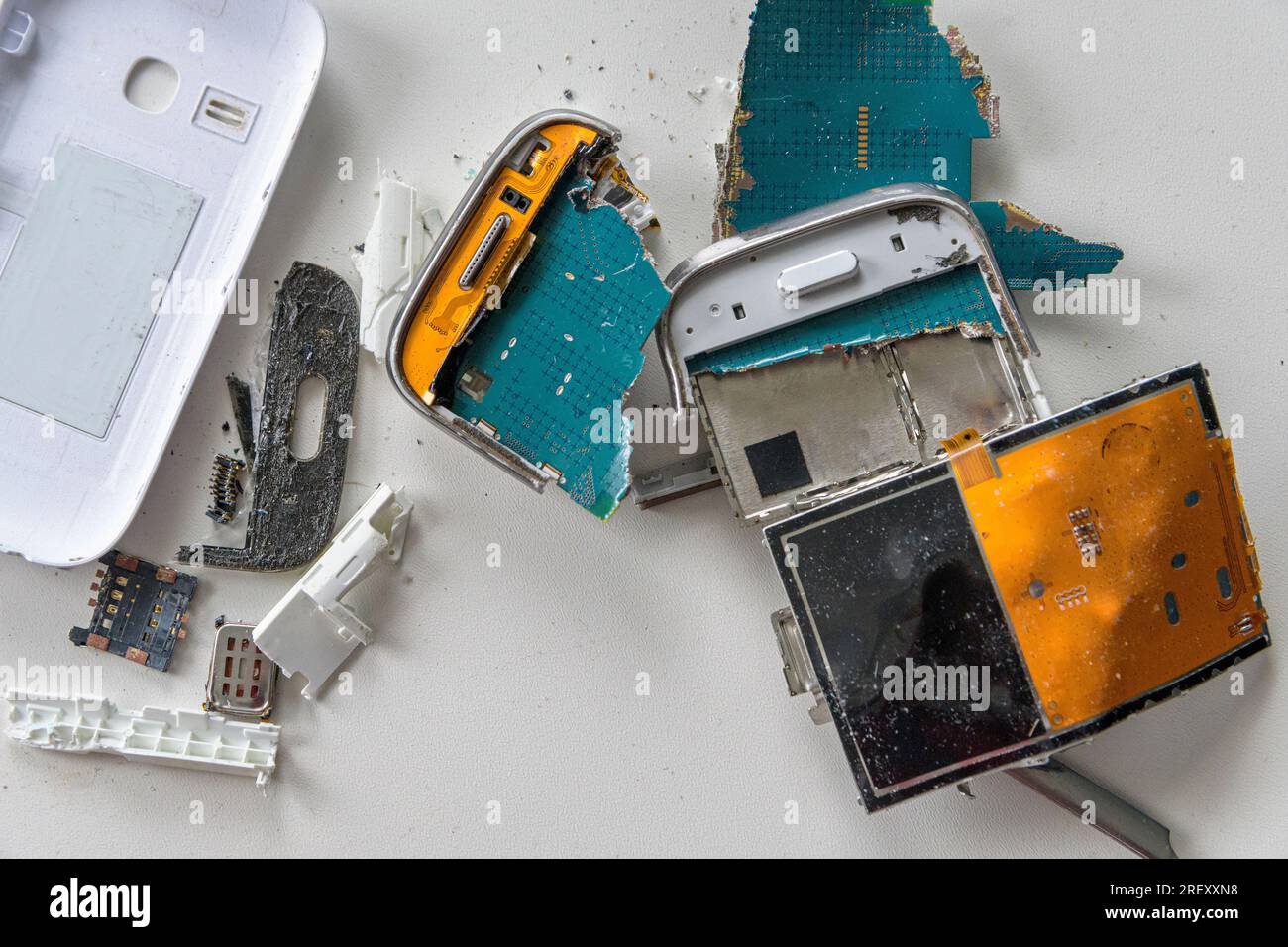 Interno di uno smartphone demolito. corpo di colore bianco. vista dall'alto ravvicinata Foto Stock