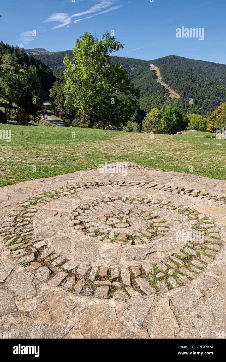 Labirinto a spirale di ciottoli, Eremo della Vergine di Lomos de Orio, barocco del XVII secolo, Parco naturale della Sierra Cebollera, Rioja, Spai Foto Stock